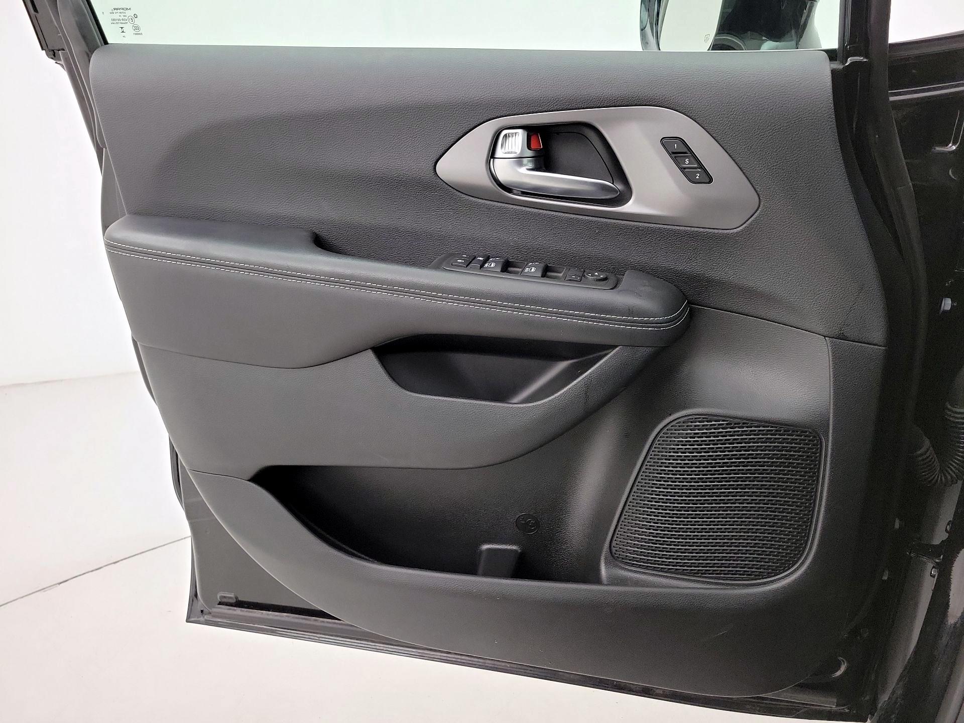 Thumbnail: 2025 Chrysler Pacifica - 12