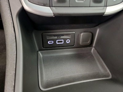 USB/AUX Ports