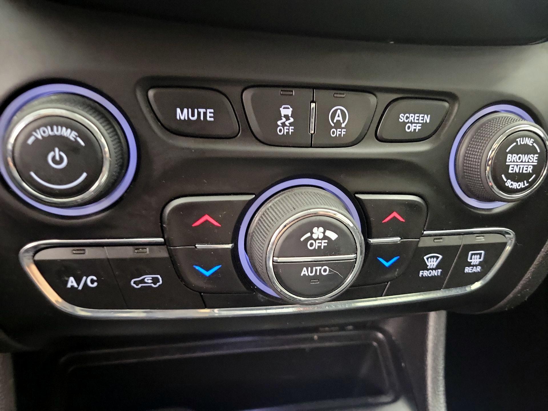 Thumbnail: 2019 Jeep Cherokee - 16