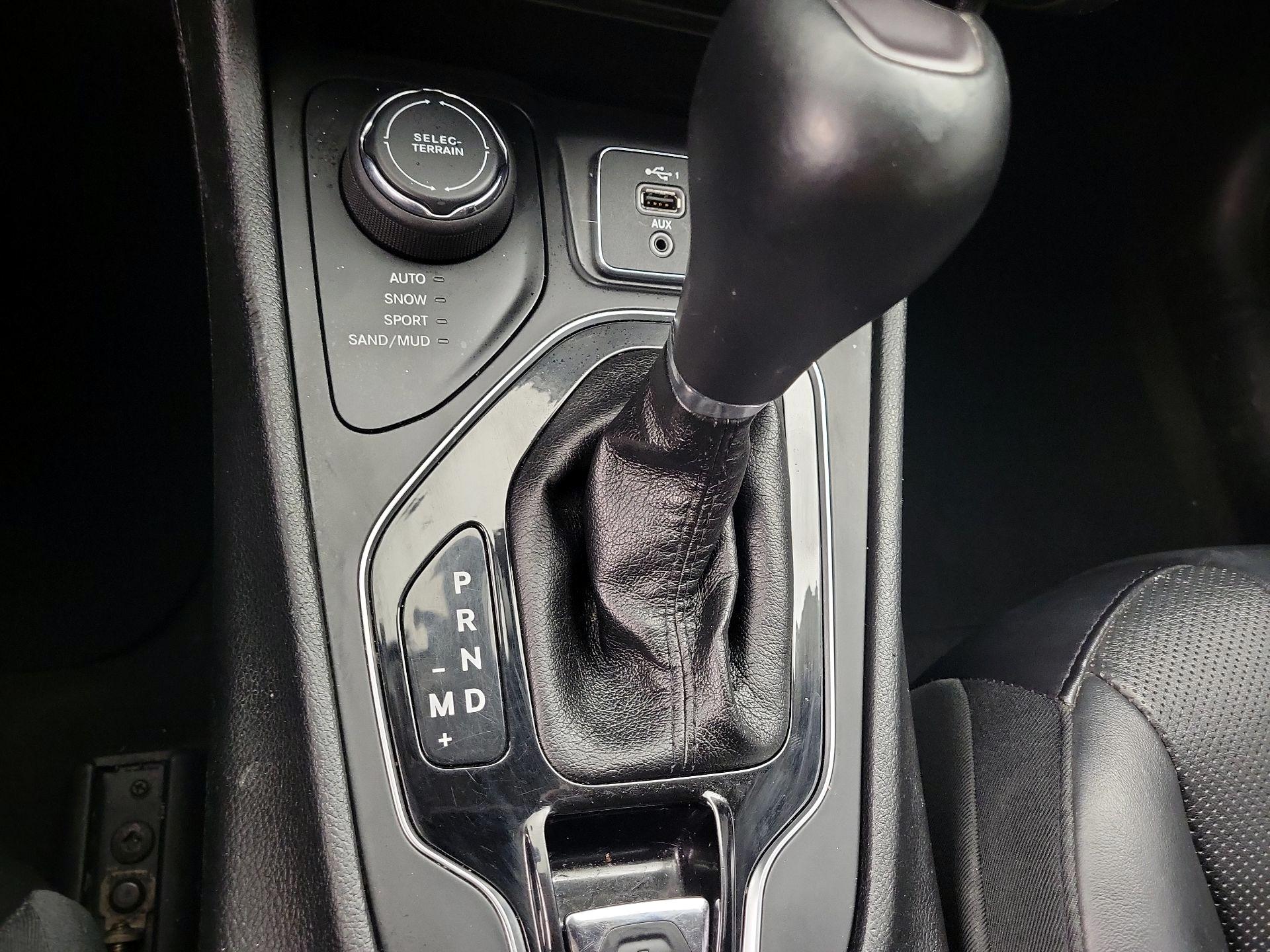Thumbnail: 2019 Jeep Cherokee - 17