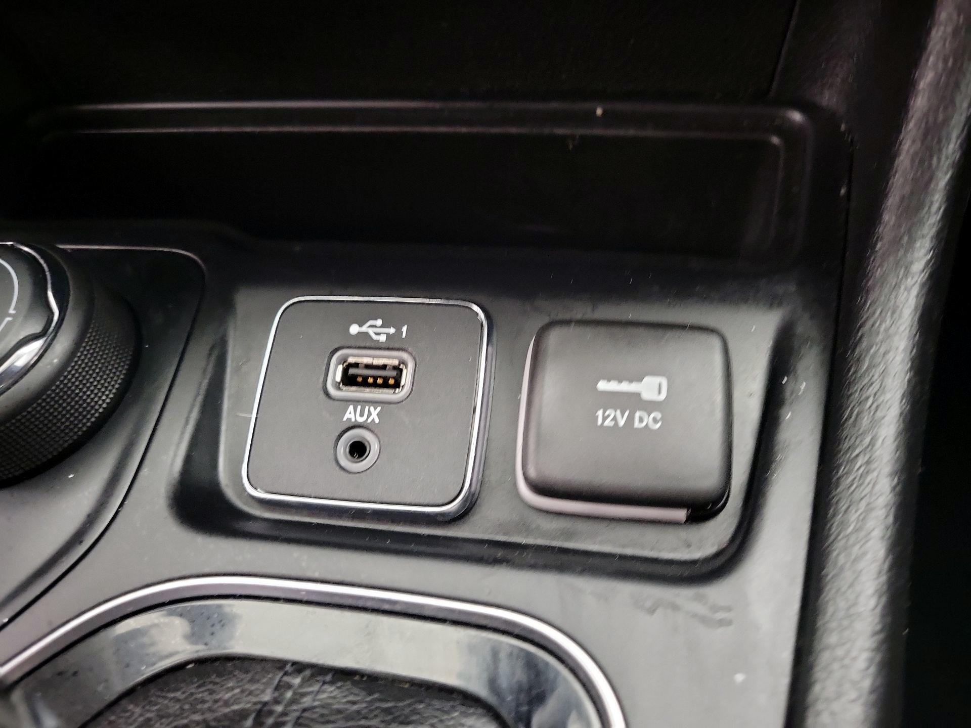 Thumbnail: 2019 Jeep Cherokee - 18
