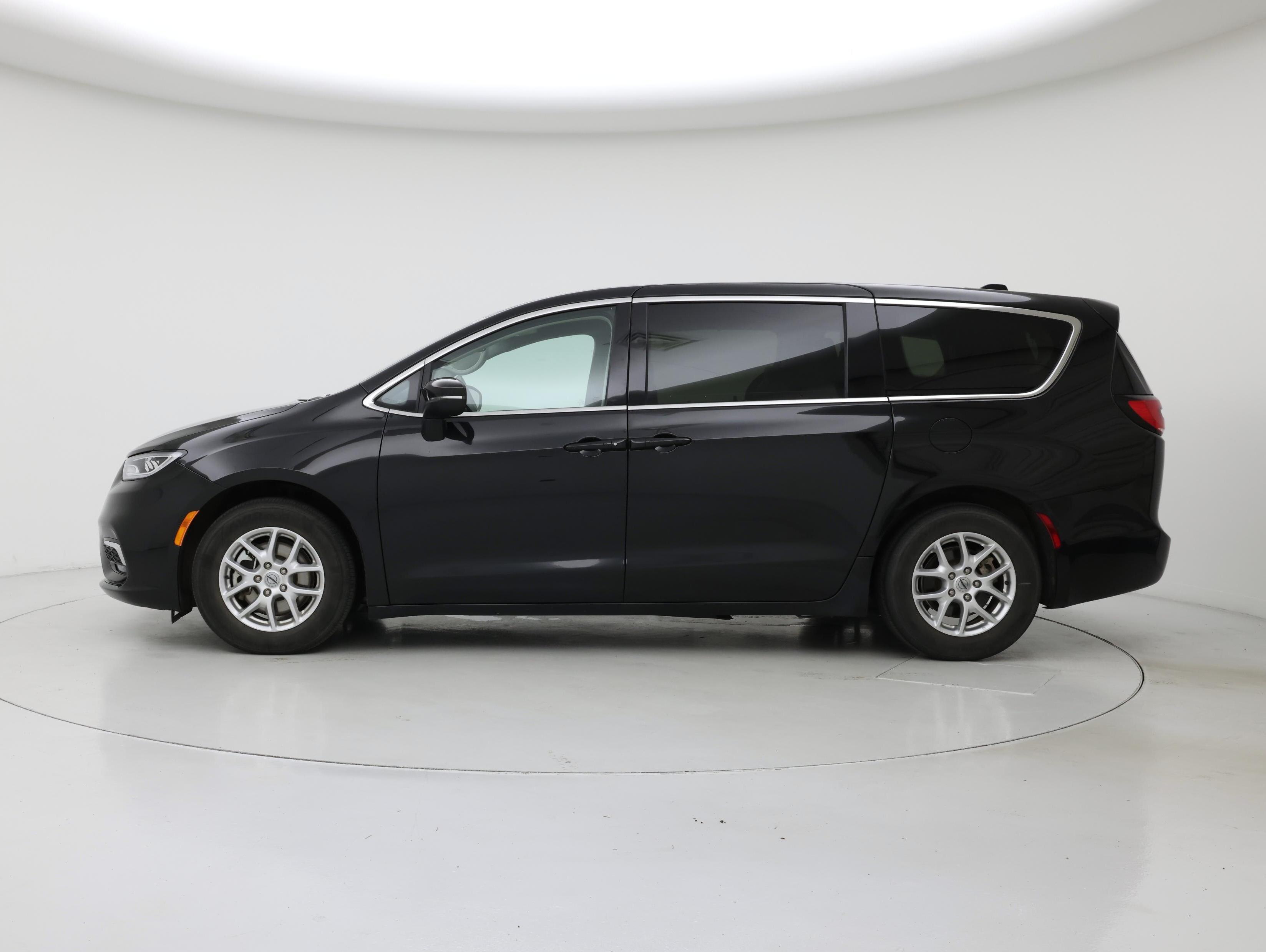 Thumbnail: 2023 Chrysler Pacifica - 3