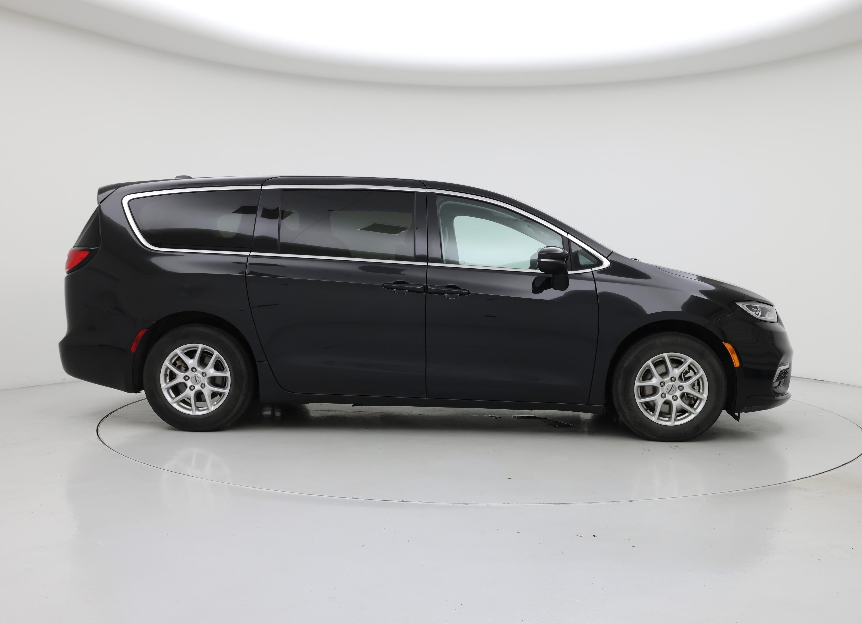 Thumbnail: 2023 Chrysler Pacifica - 7