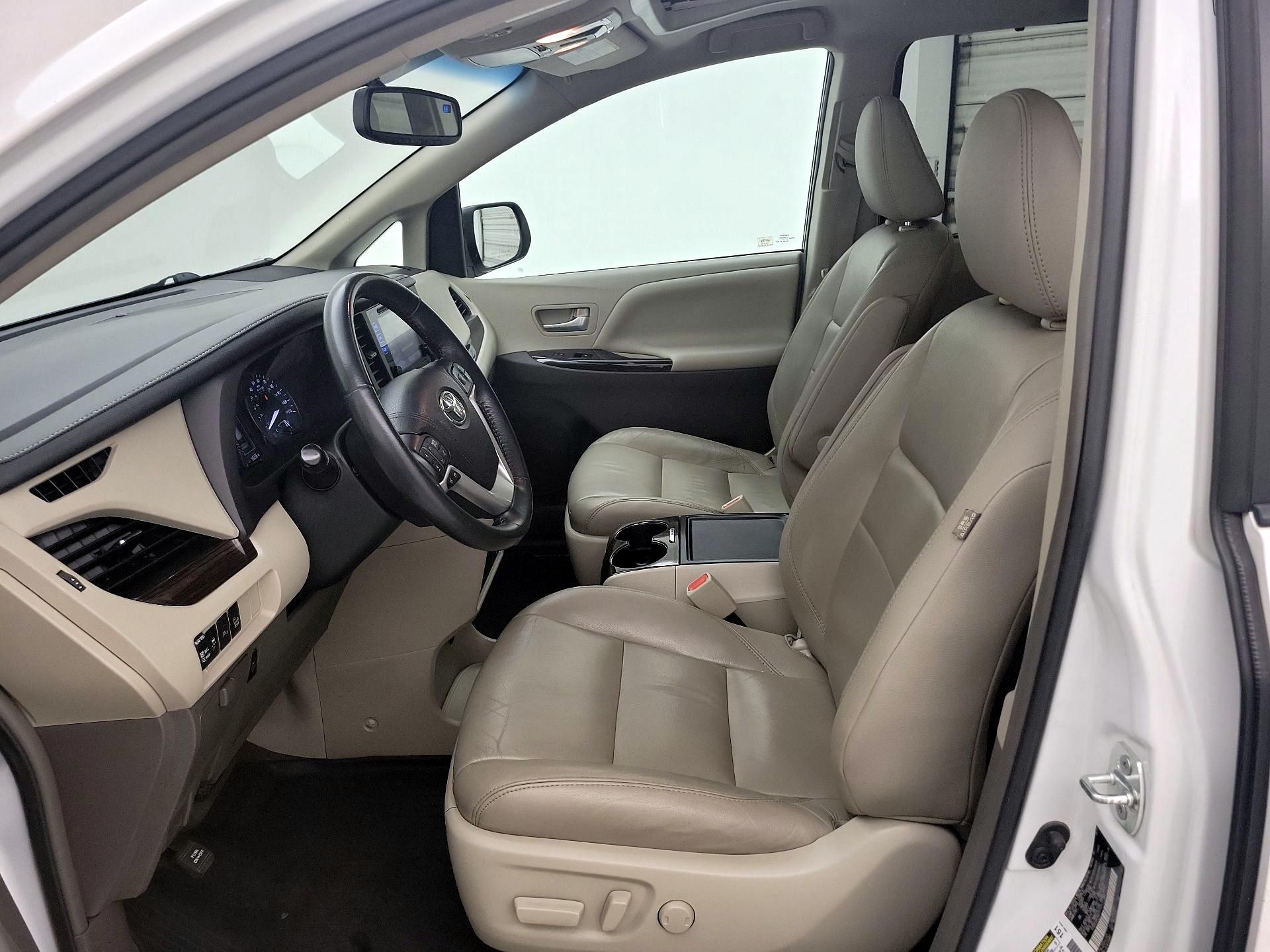 Thumbnail: 2017 Toyota Sienna - 11