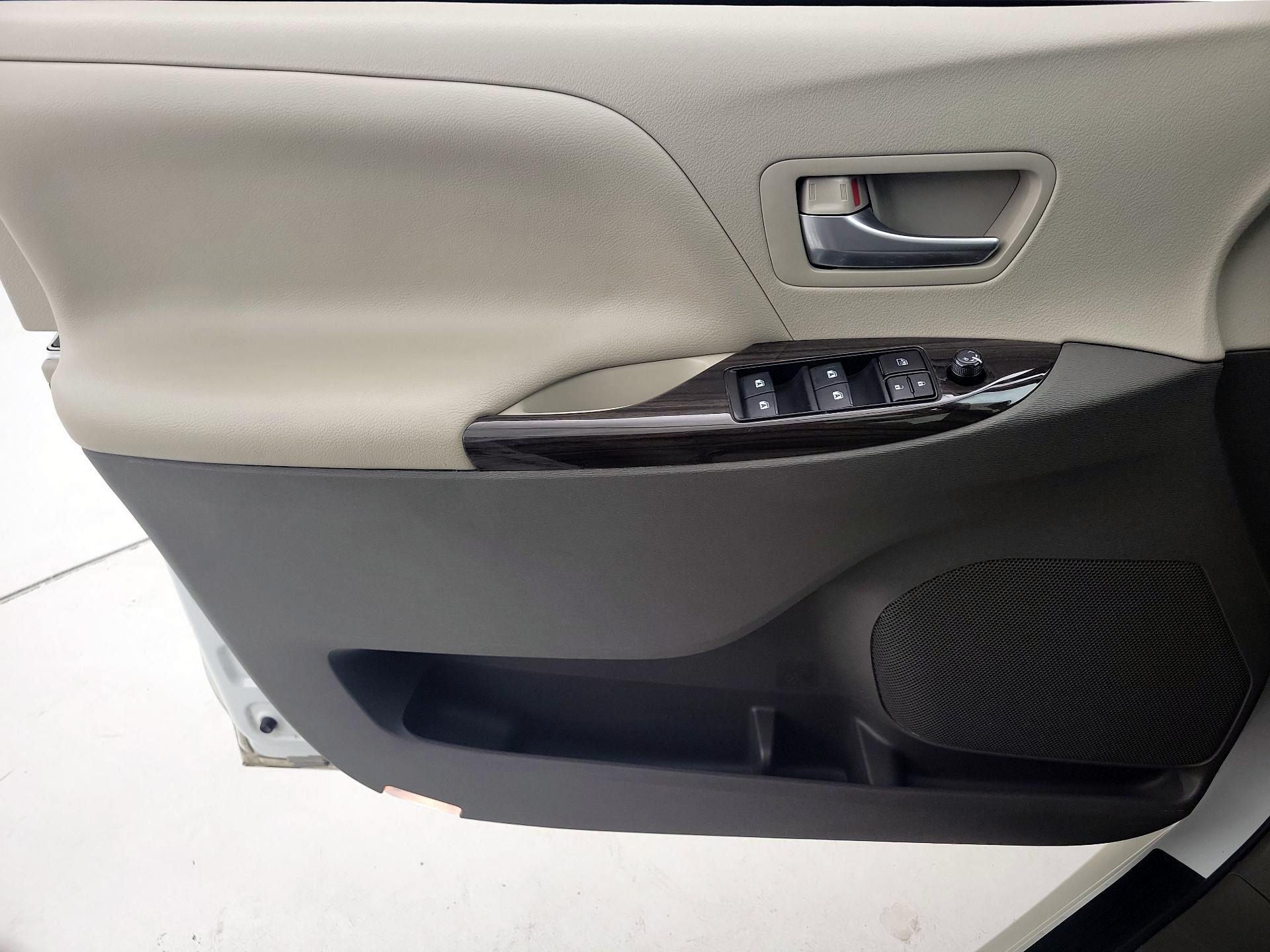 Thumbnail: 2017 Toyota Sienna - 12