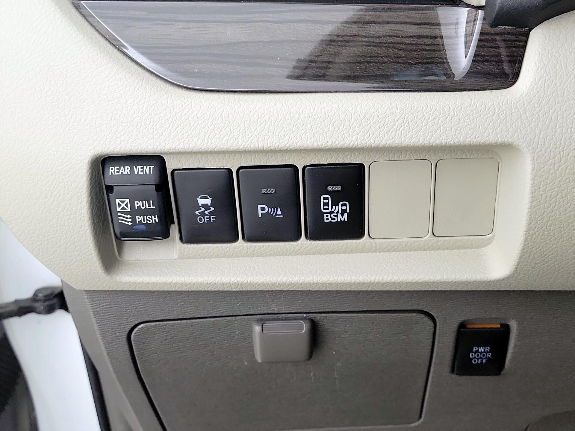 Thumbnail: 2017 Toyota Sienna - 13