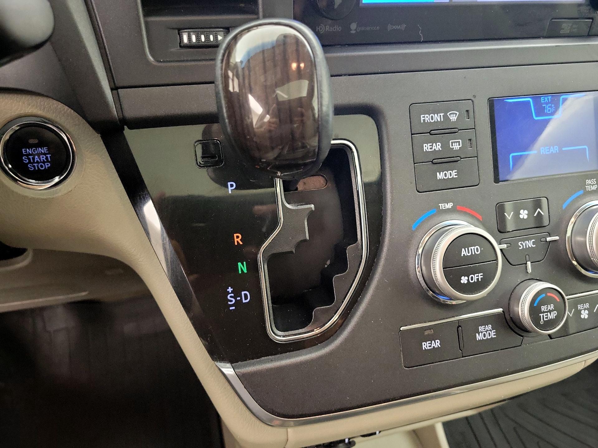 Thumbnail: 2017 Toyota Sienna - 17