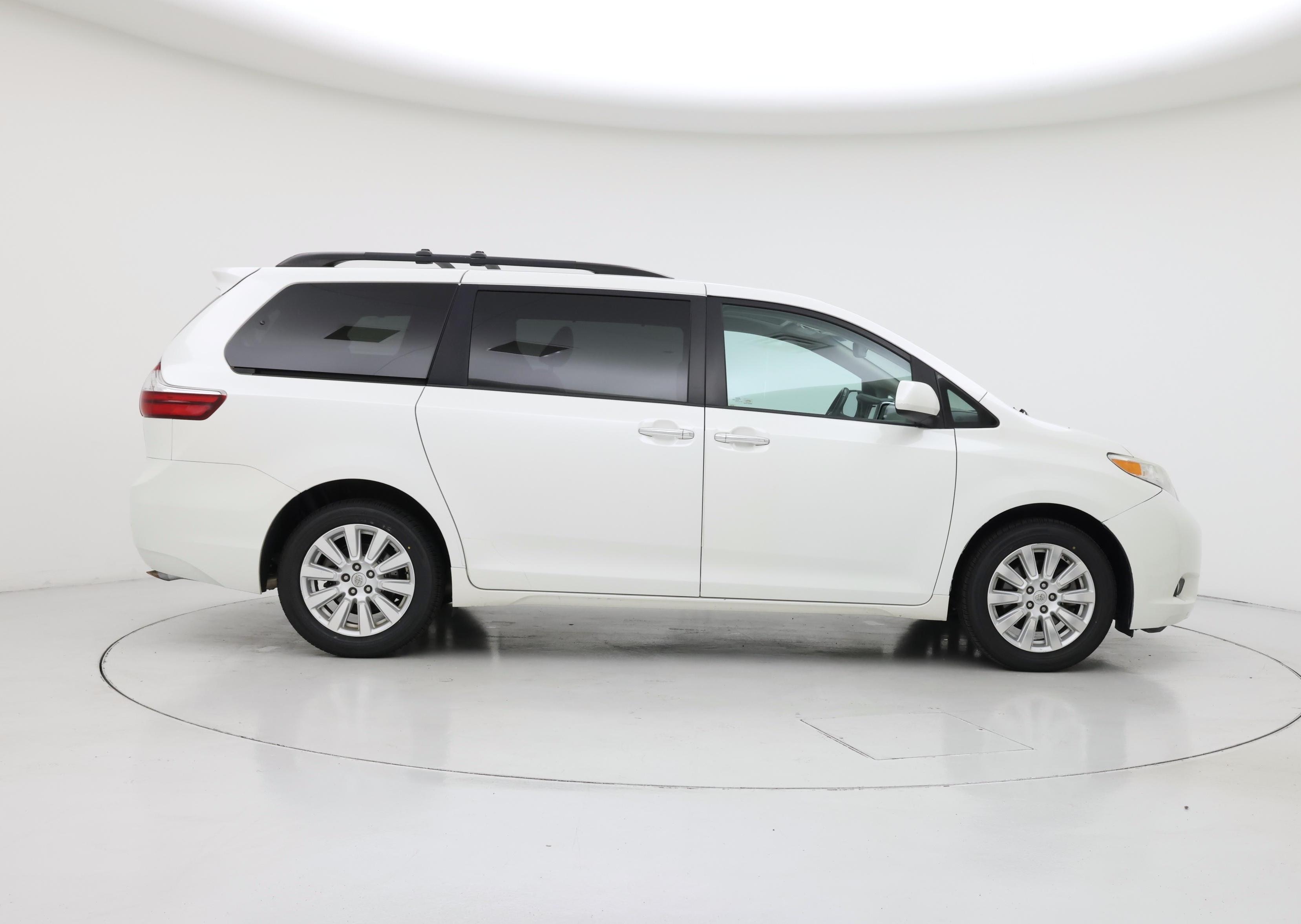 Thumbnail: 2017 Toyota Sienna - 7
