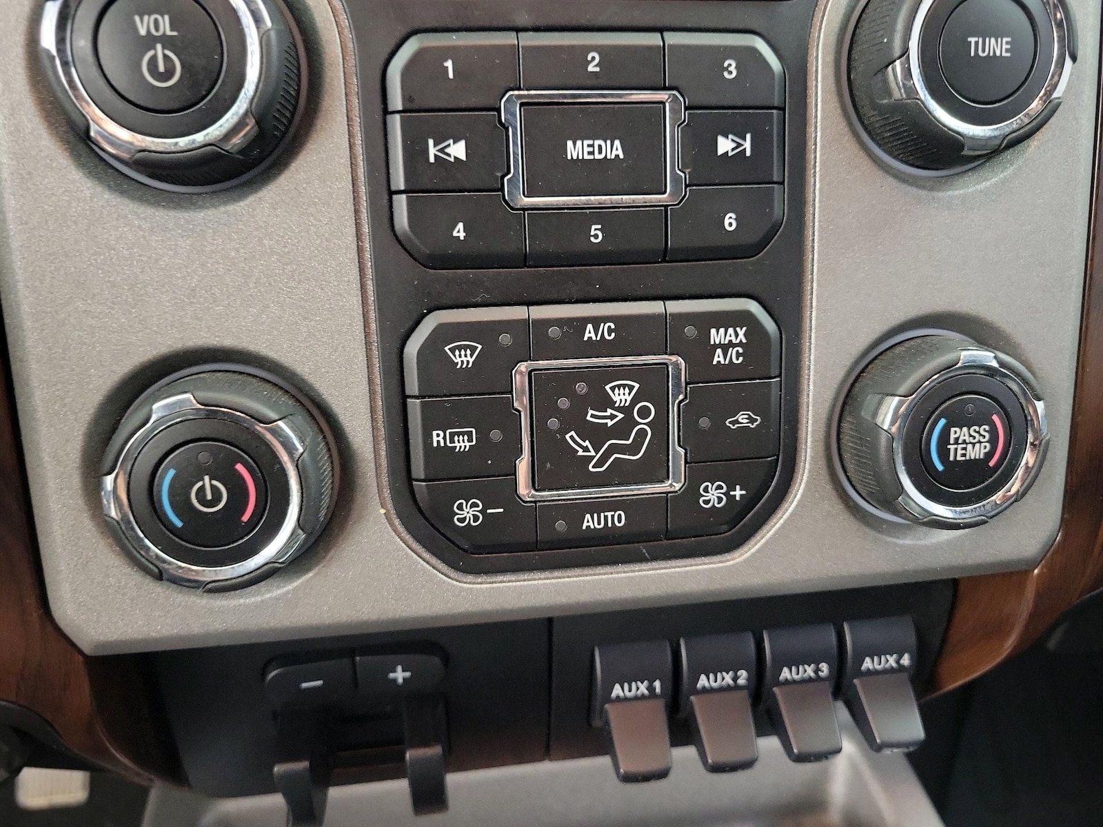 2015 Ford F-250 Super Duty Lariat - Photo 17