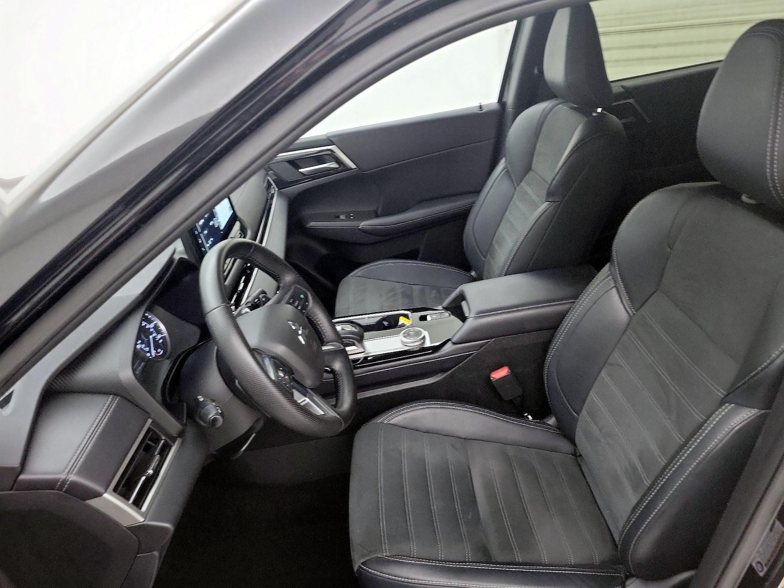 2025 Mitsubishi Outlander SE - Photo 12