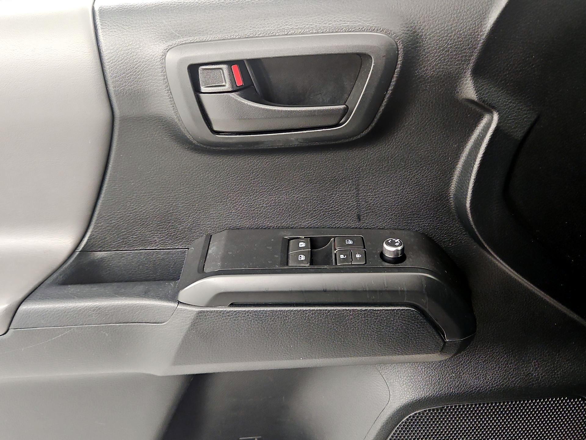 Thumbnail: 2016 Toyota Tacoma - 12