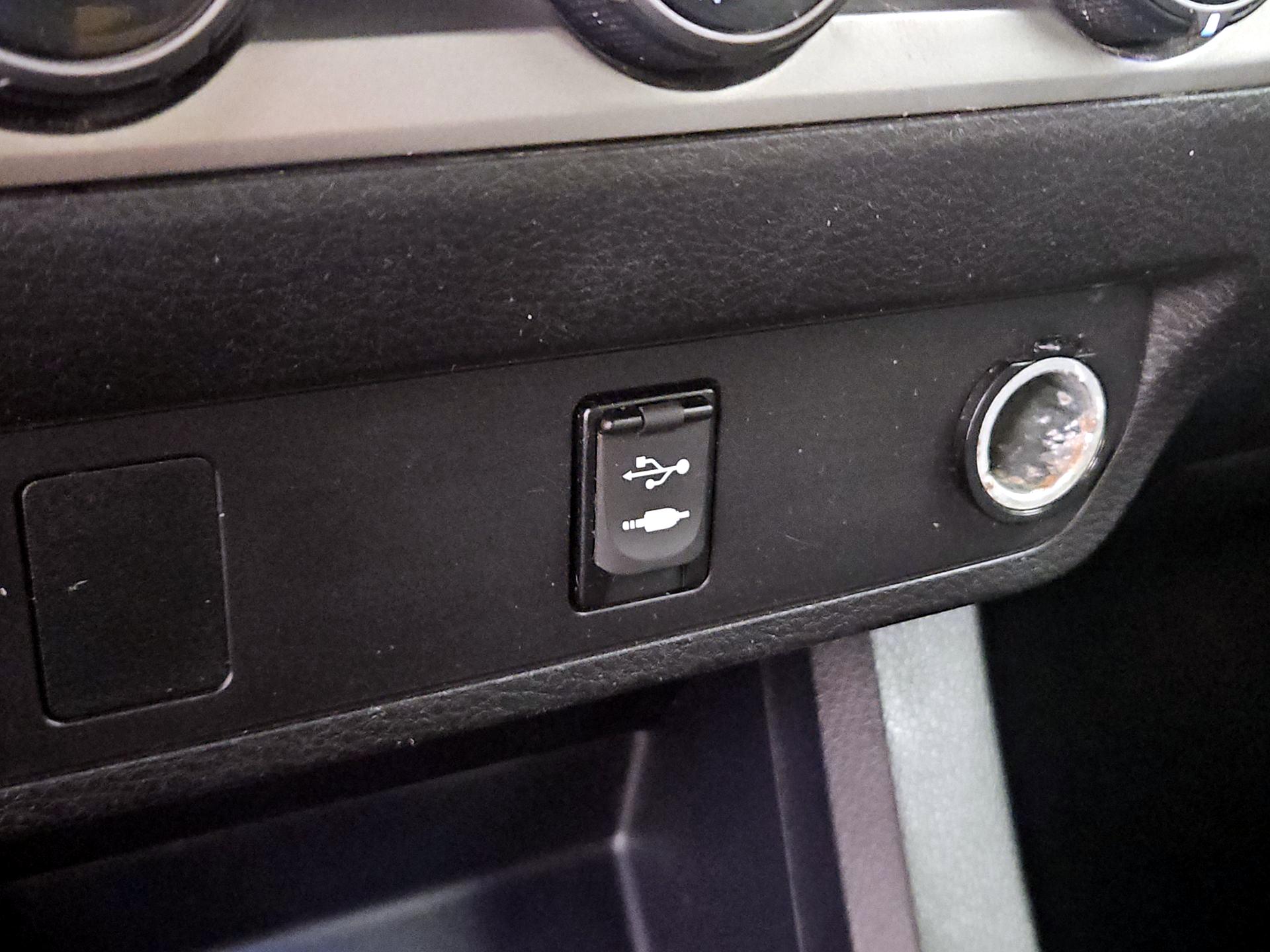 Thumbnail: 2016 Toyota Tacoma - 17