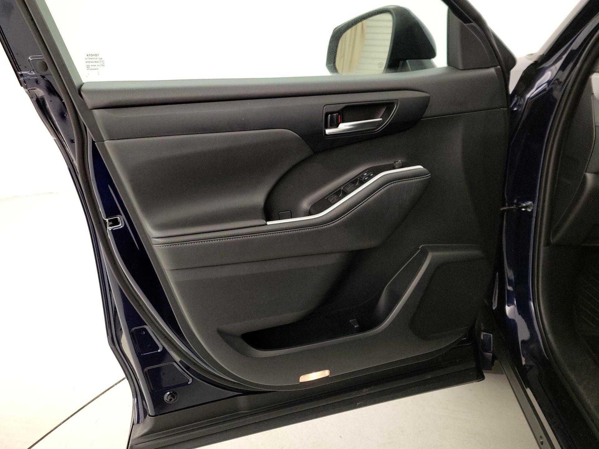 Thumbnail: 2022 Toyota Highlander - 12