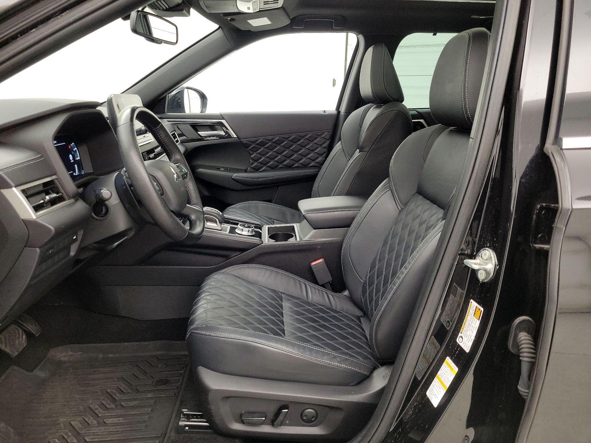 Thumbnail: 2023 Mitsubishi Outlander - 11