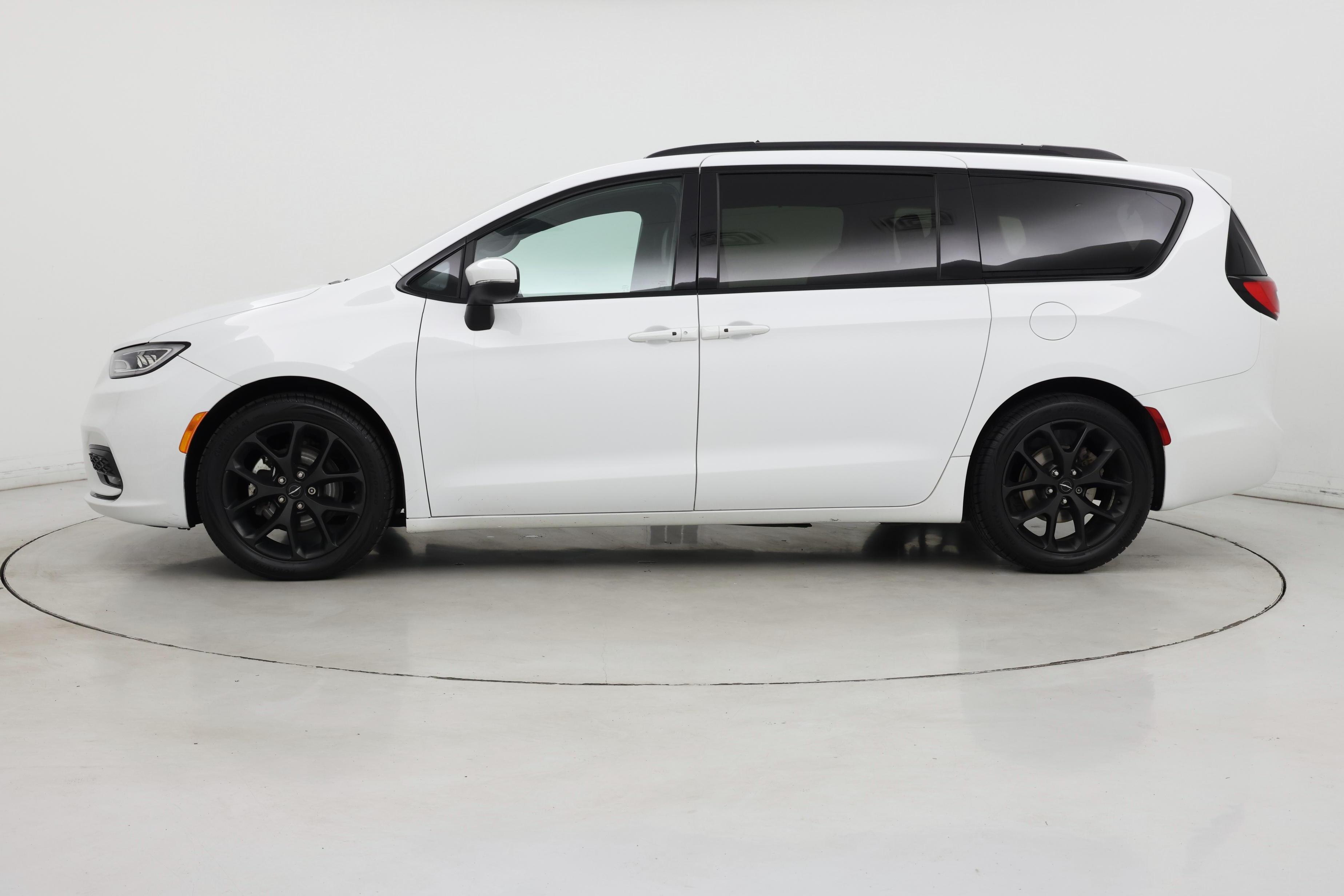 Thumbnail: 2023 Chrysler Pacifica - 3