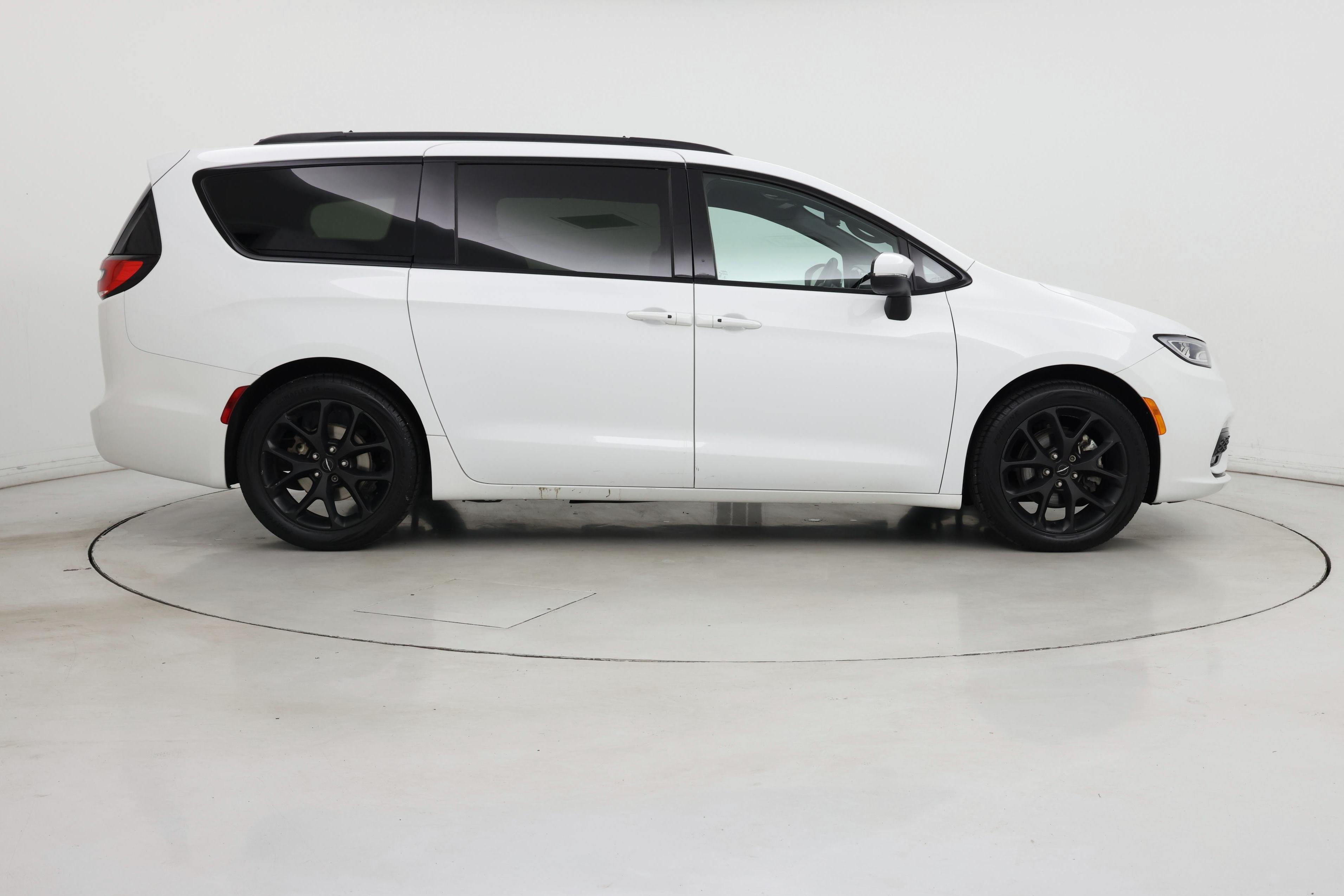 Thumbnail: 2023 Chrysler Pacifica - 7