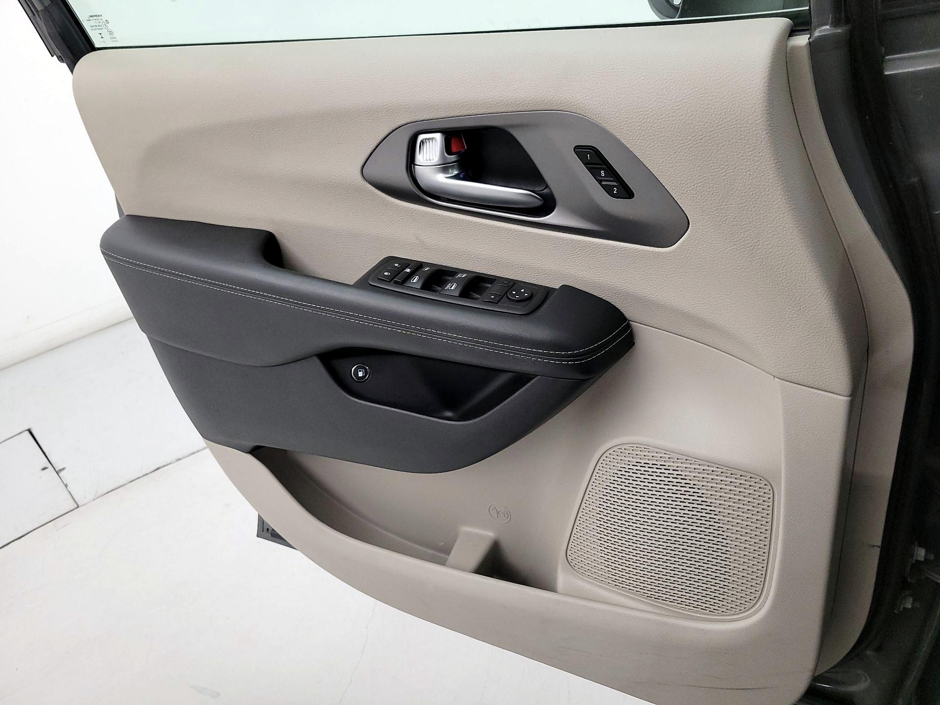 Thumbnail: 2023 Chrysler Pacifica - 12