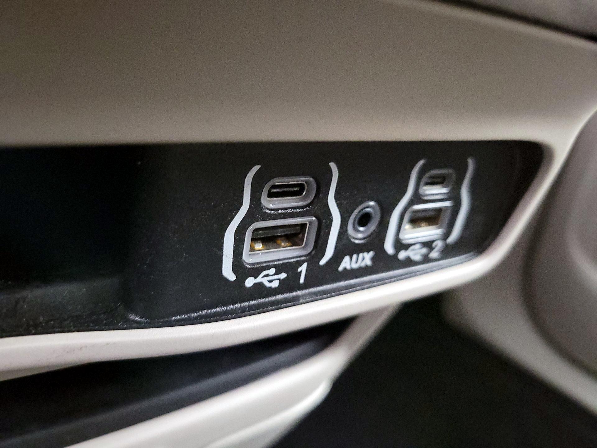 Thumbnail: 2023 Chrysler Pacifica - 18