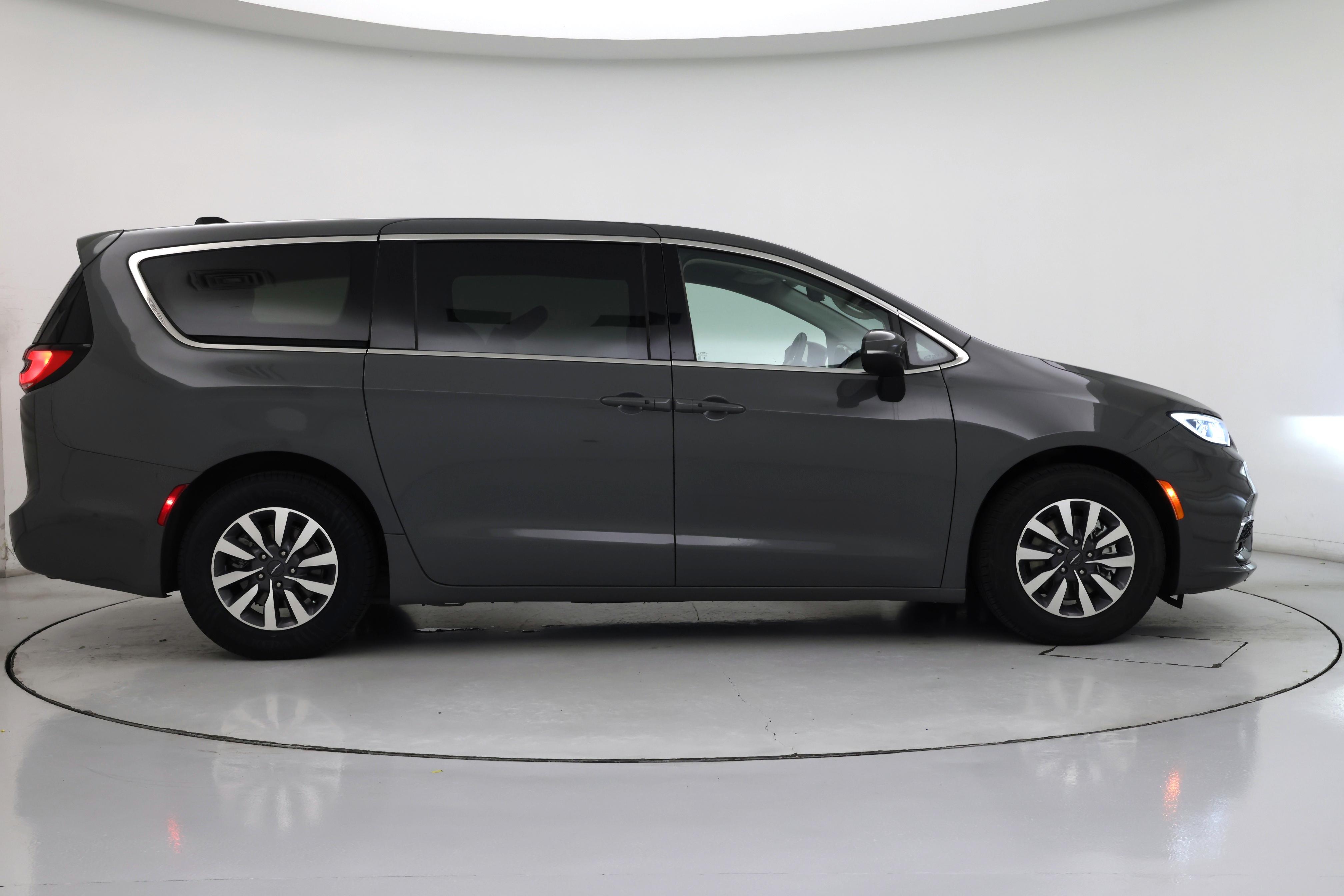 Thumbnail: 2023 Chrysler Pacifica - 7