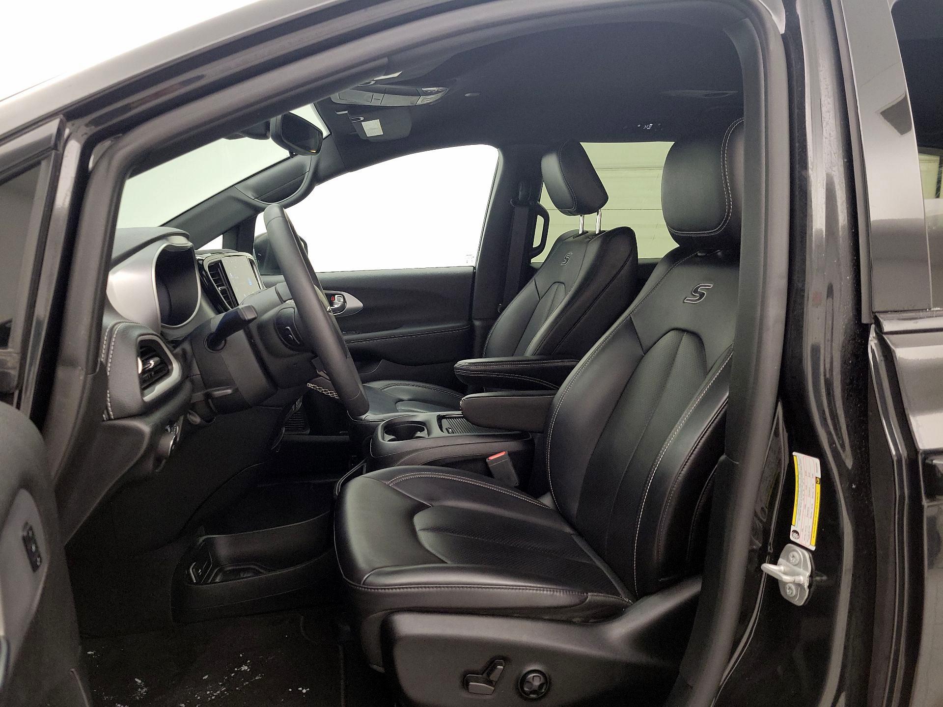 Thumbnail: 2023 Chrysler Pacifica - 11