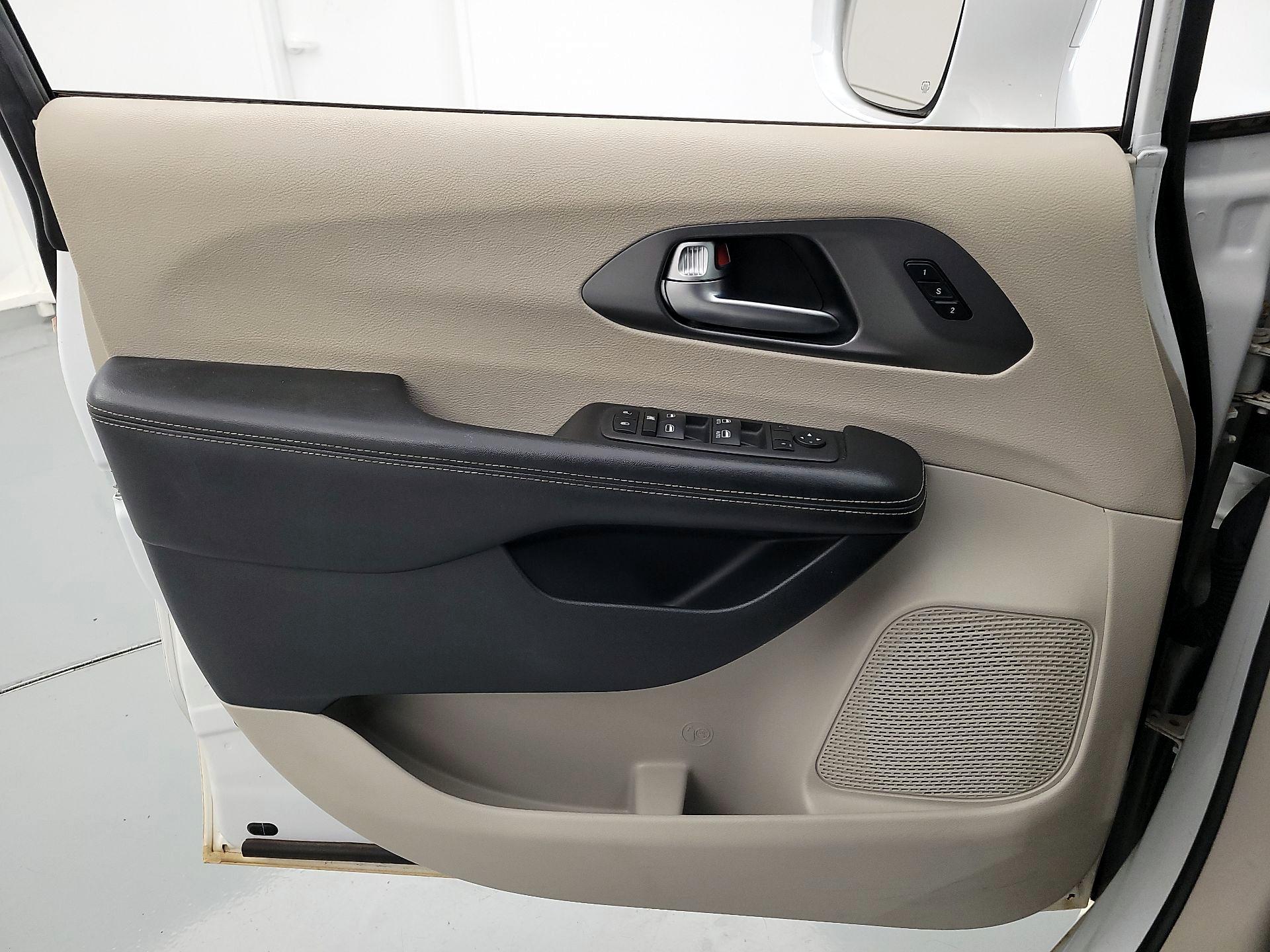 Thumbnail: 2022 Chrysler Pacifica - 12