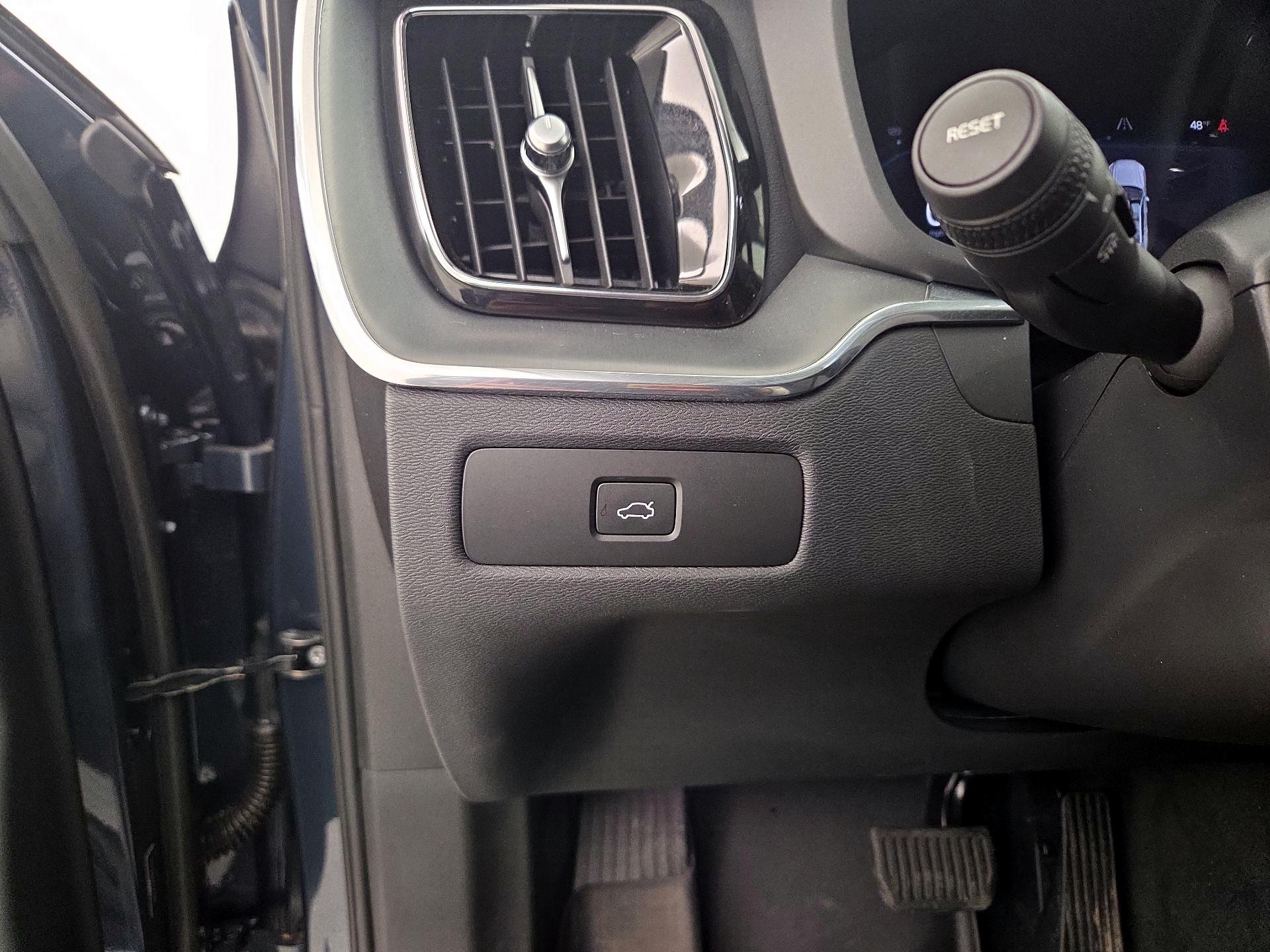 Thumbnail: 2023 Volvo XC60 - 13