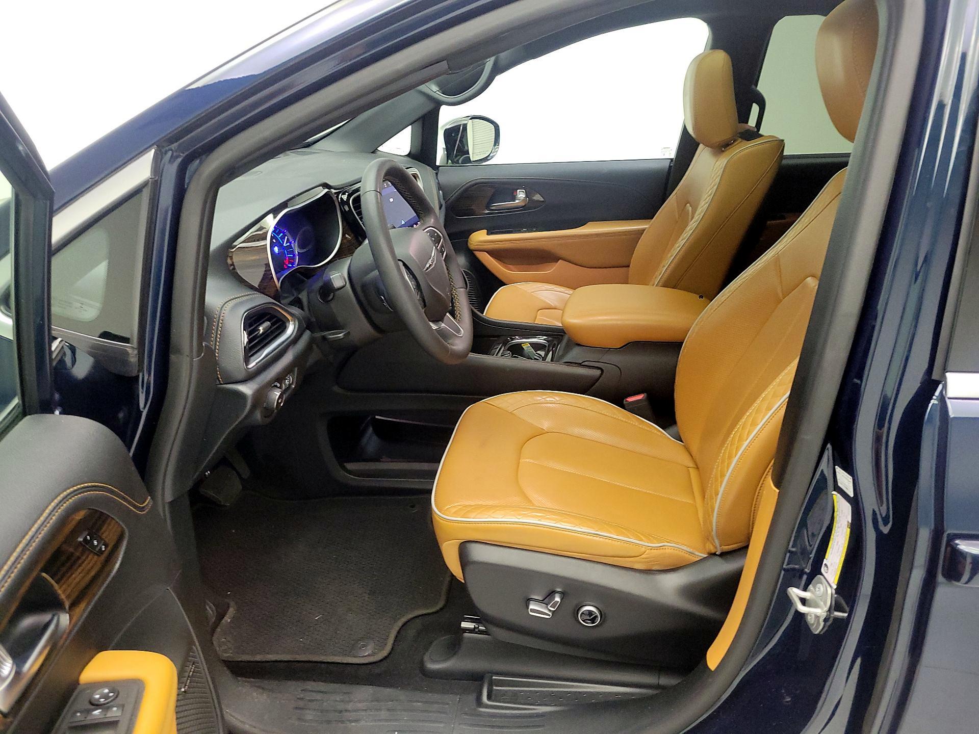 Thumbnail: 2023 Chrysler Pacifica - 9