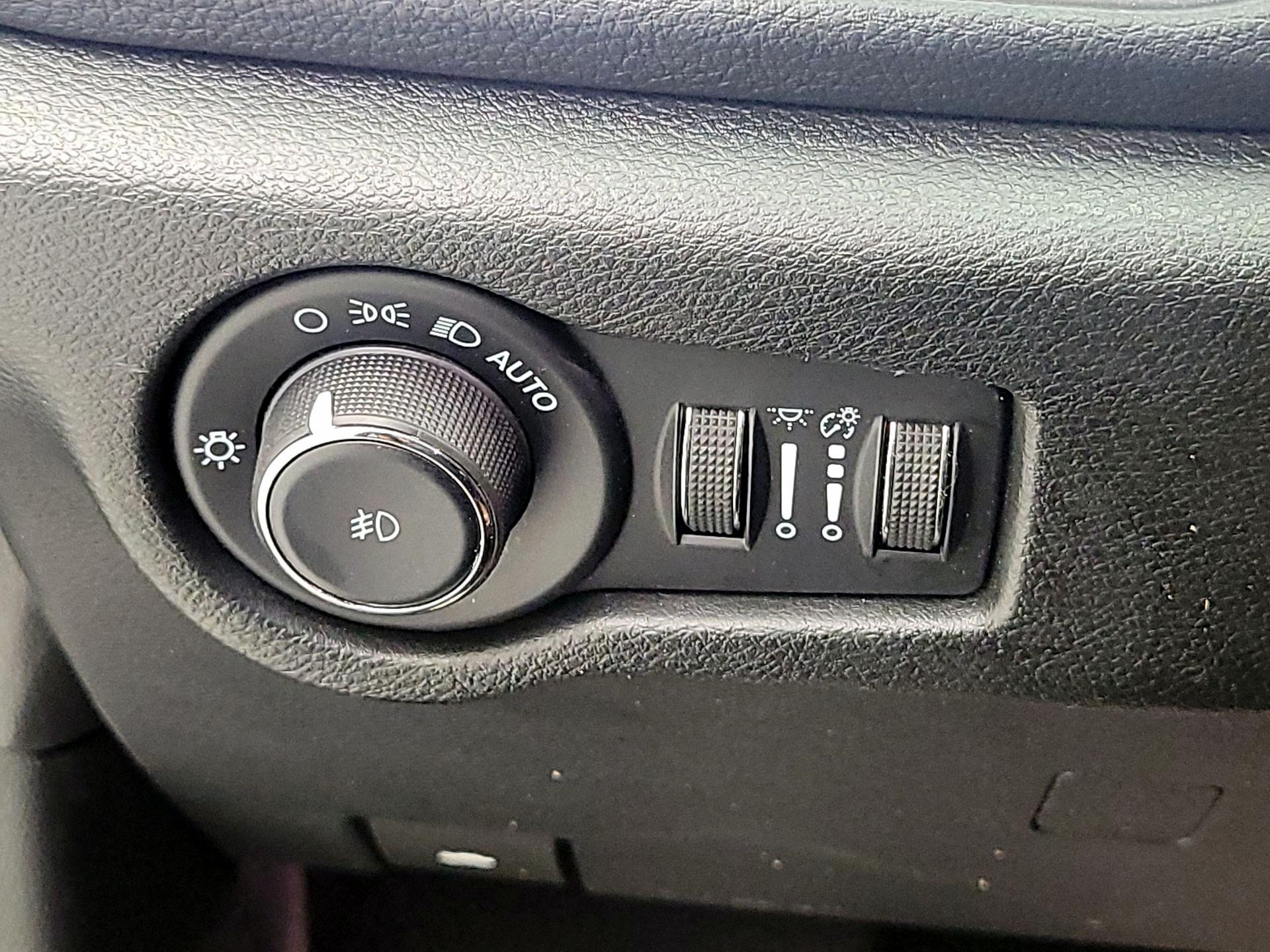 Thumbnail: 2023 Chrysler Pacifica - 11