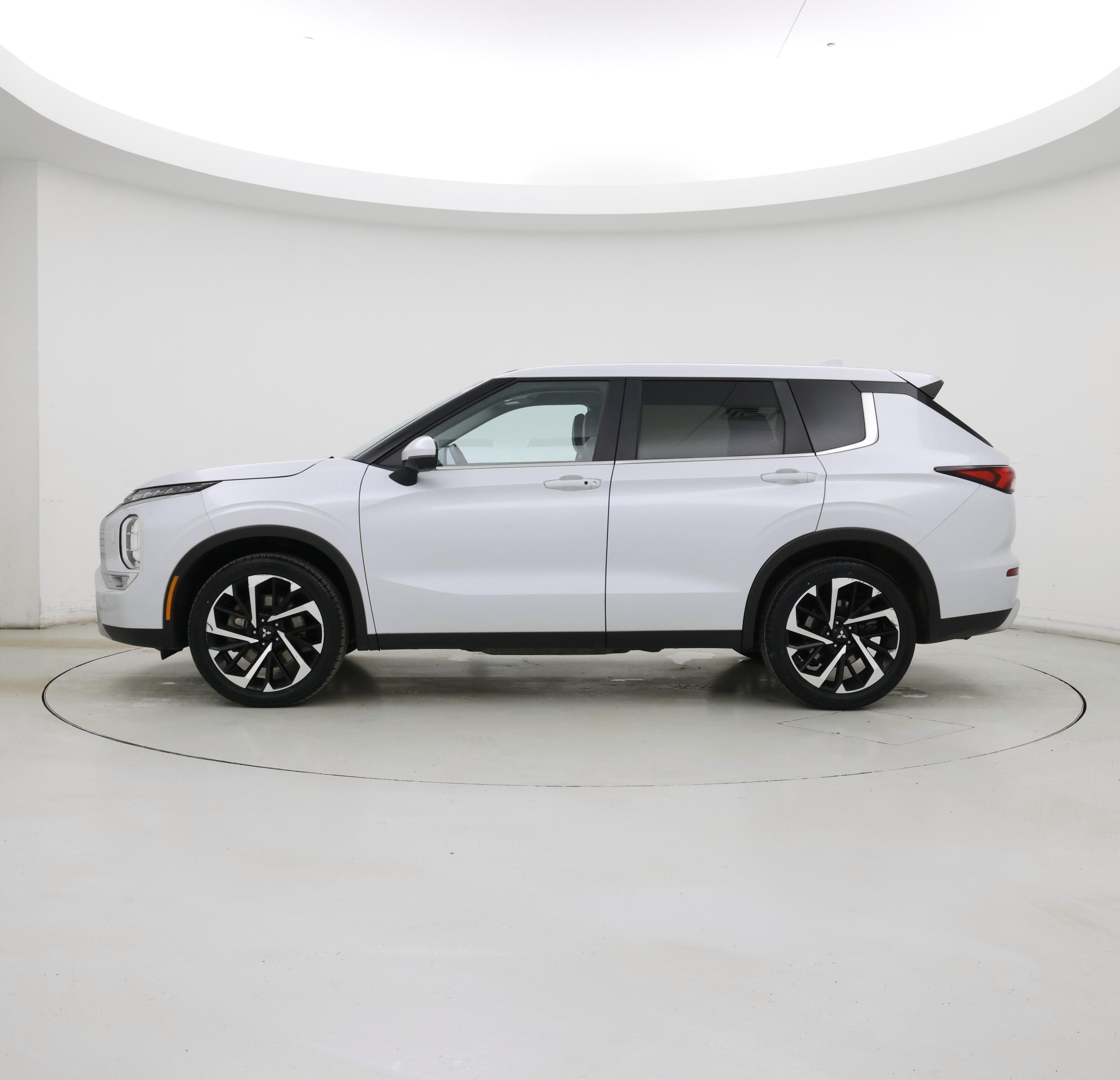 Thumbnail: 2024 Mitsubishi Outlander - 3