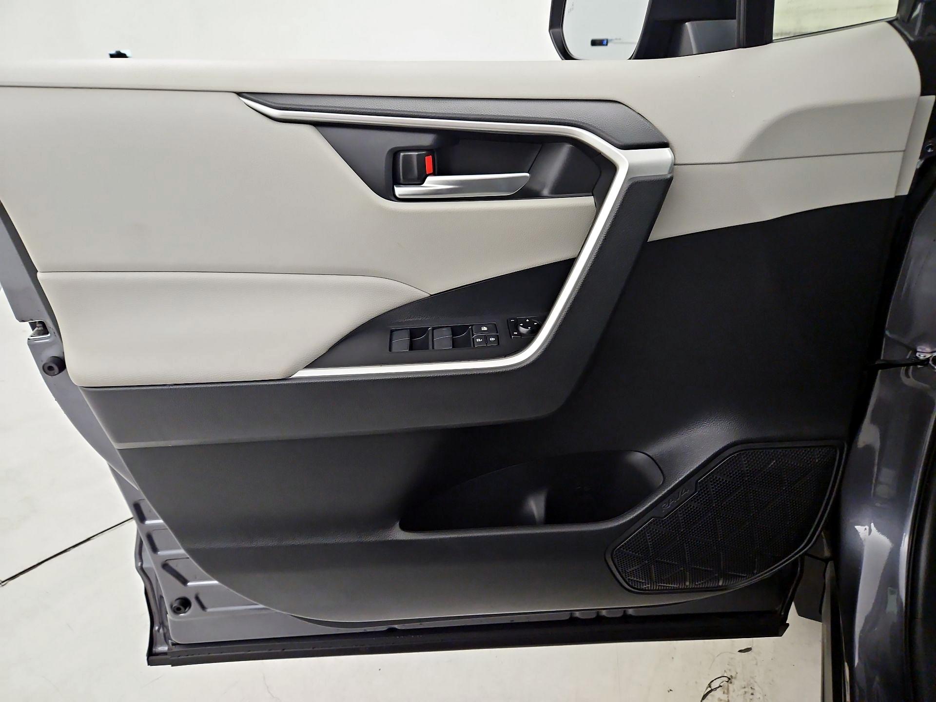 Thumbnail: 2020 Toyota RAV4 - 12