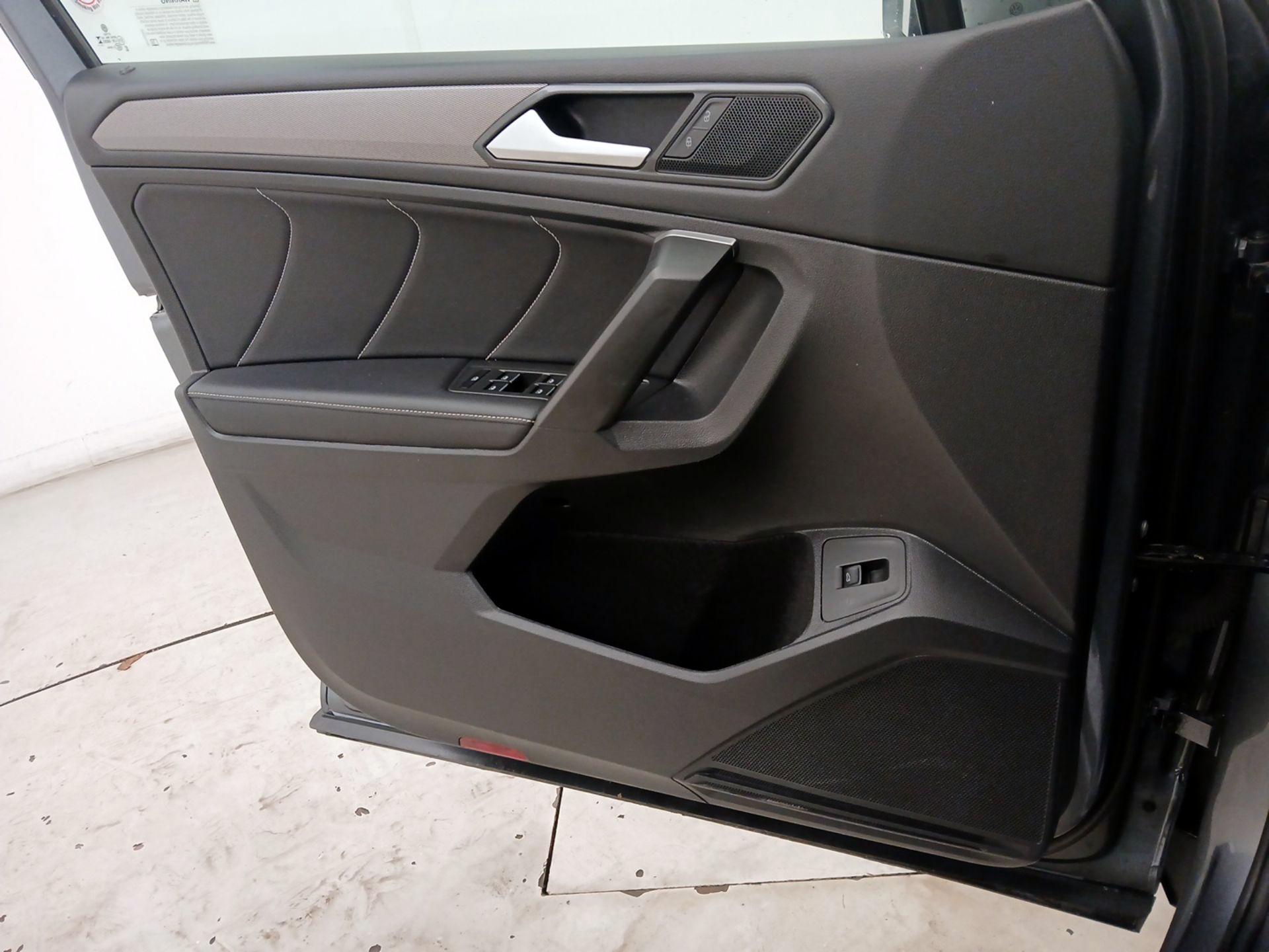 Thumbnail: 2024 Volkswagen Tiguan - 12