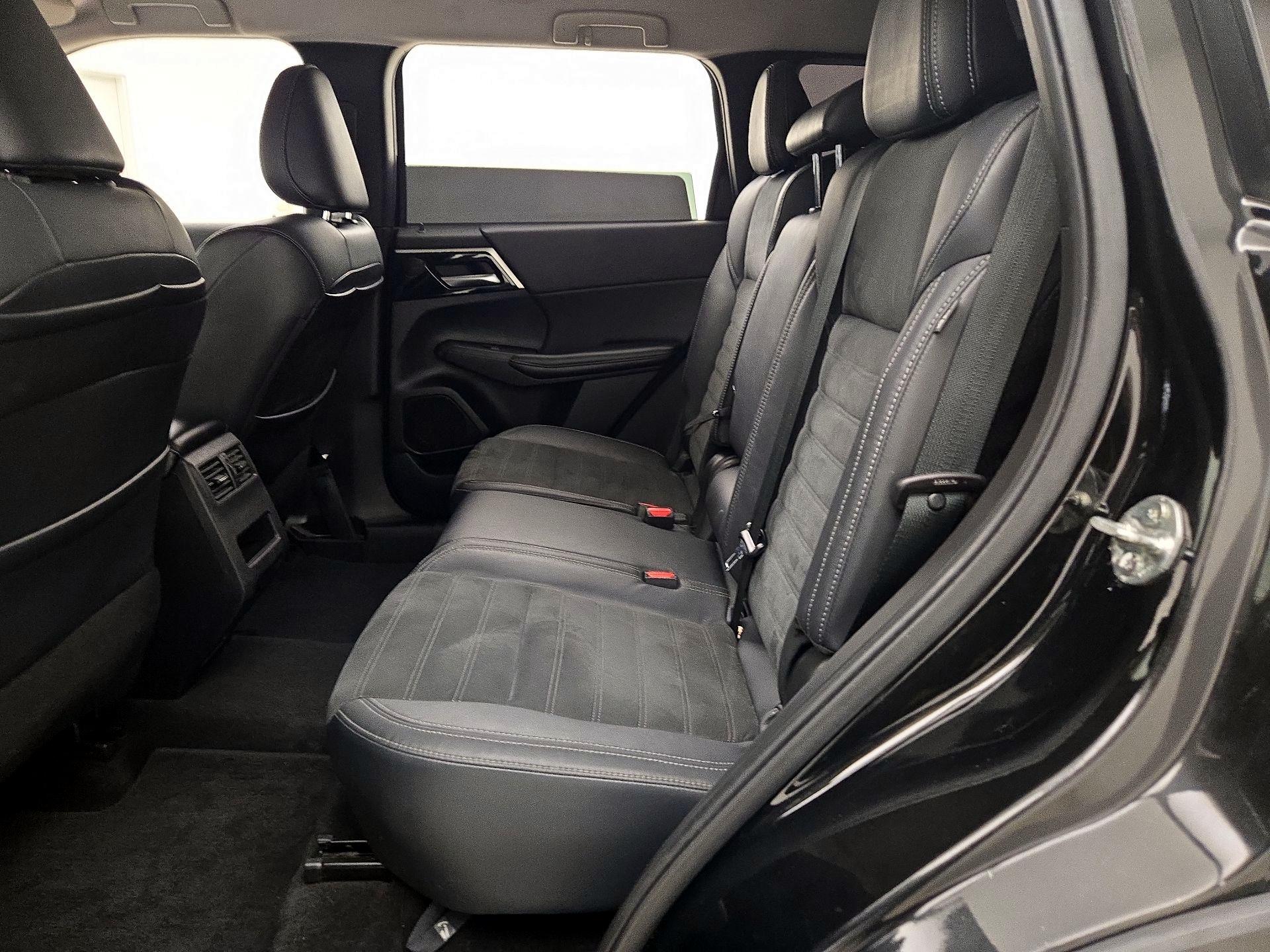 Thumbnail: 2022 Mitsubishi Outlander - 17