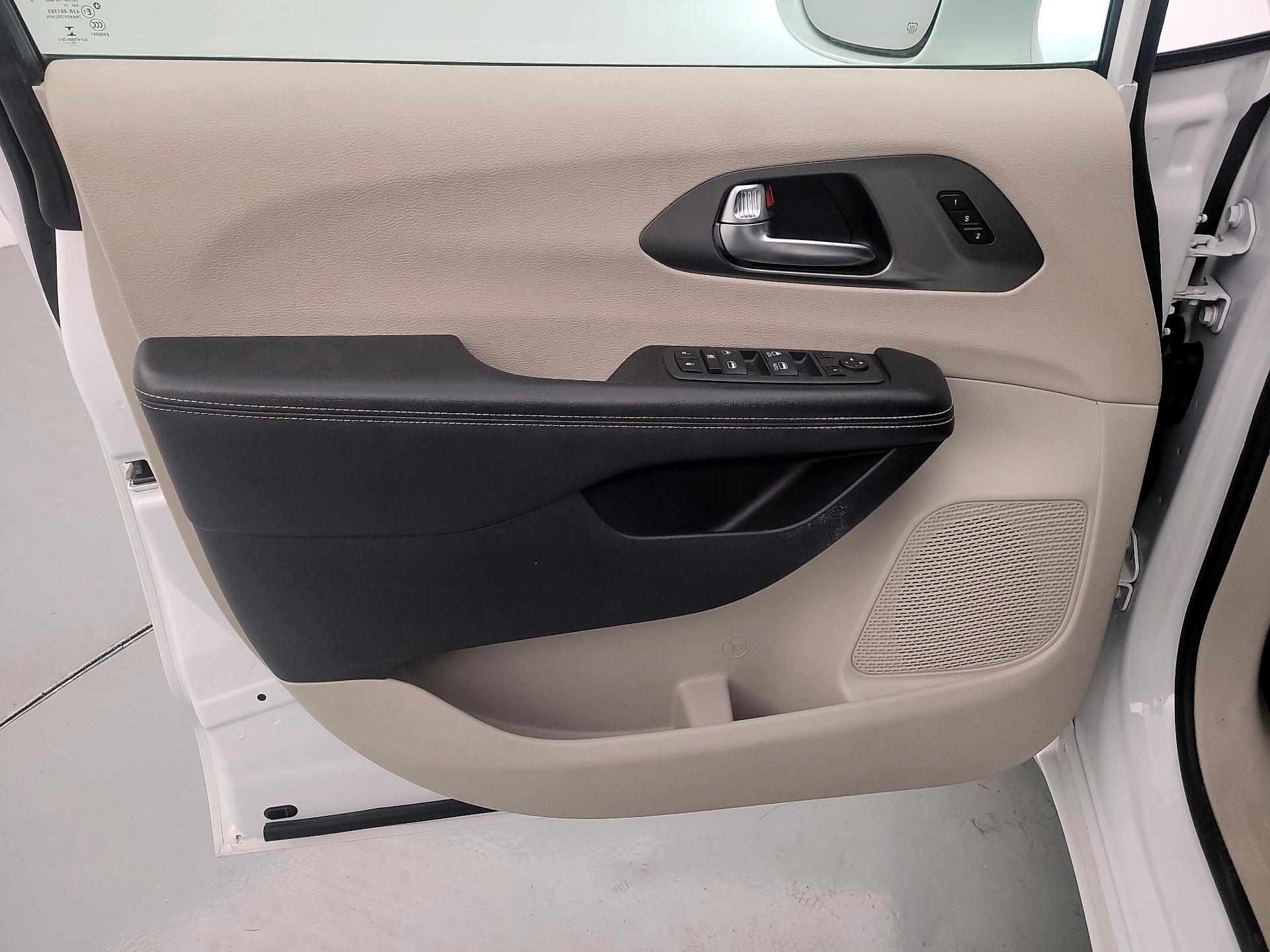 Thumbnail: 2022 Chrysler Pacifica - 12