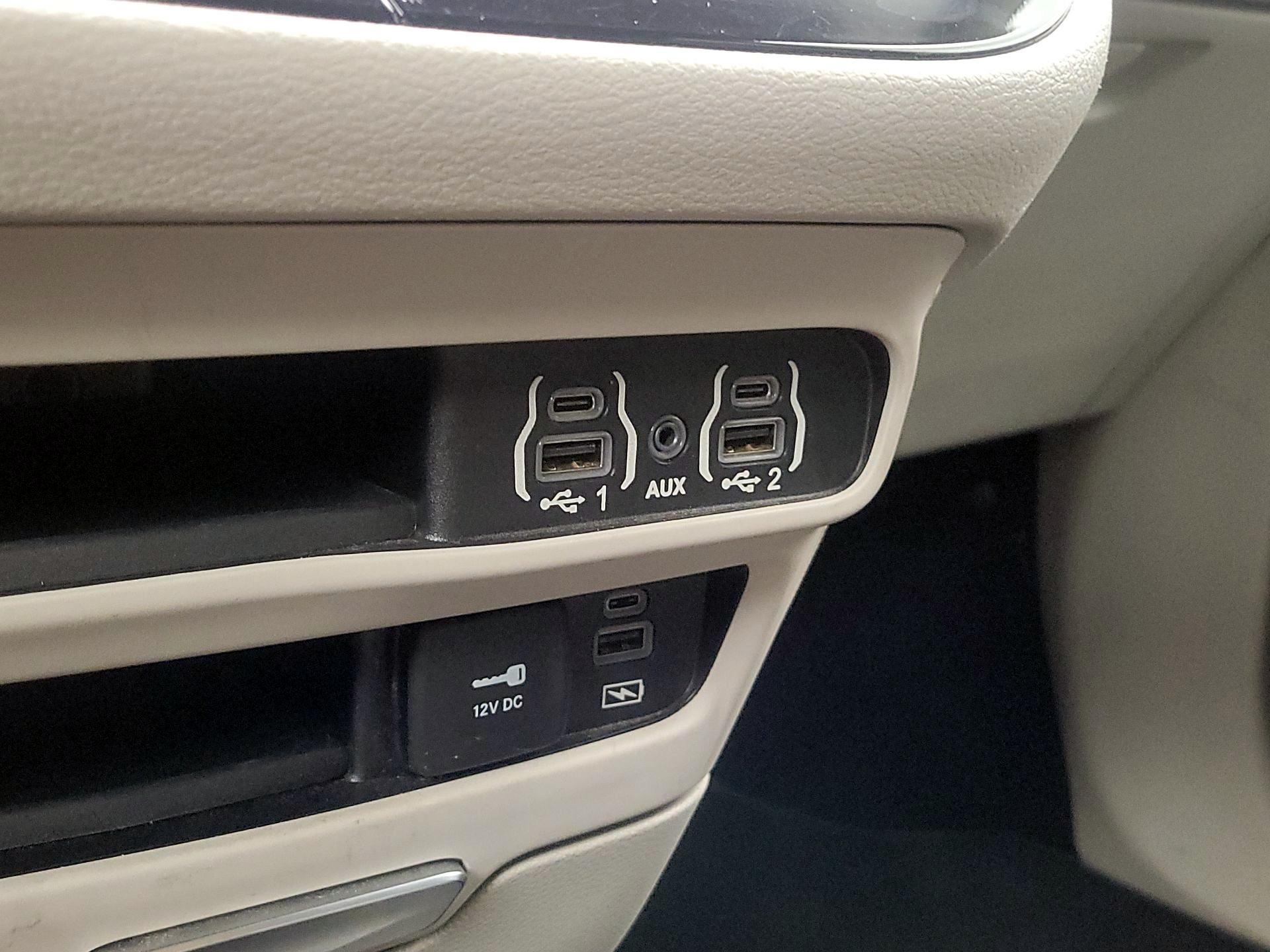 Thumbnail: 2022 Chrysler Pacifica - 18