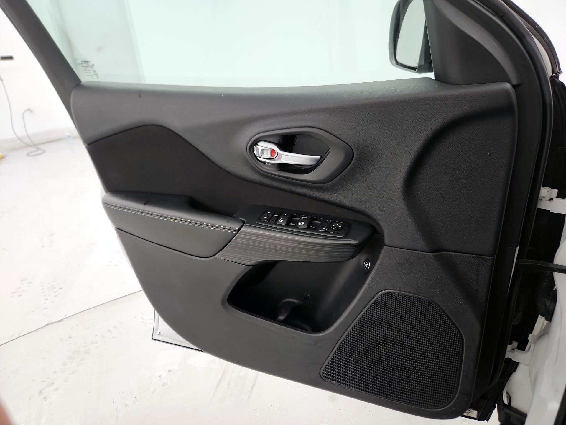 Thumbnail: 2015 Jeep Cherokee - 12