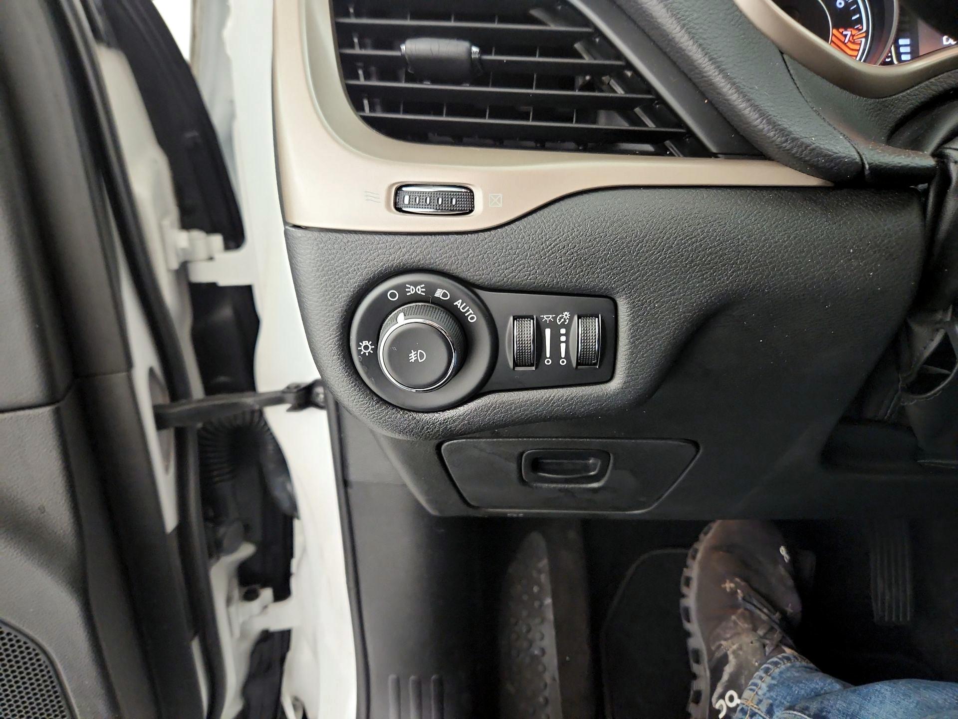 Thumbnail: 2015 Jeep Cherokee - 13