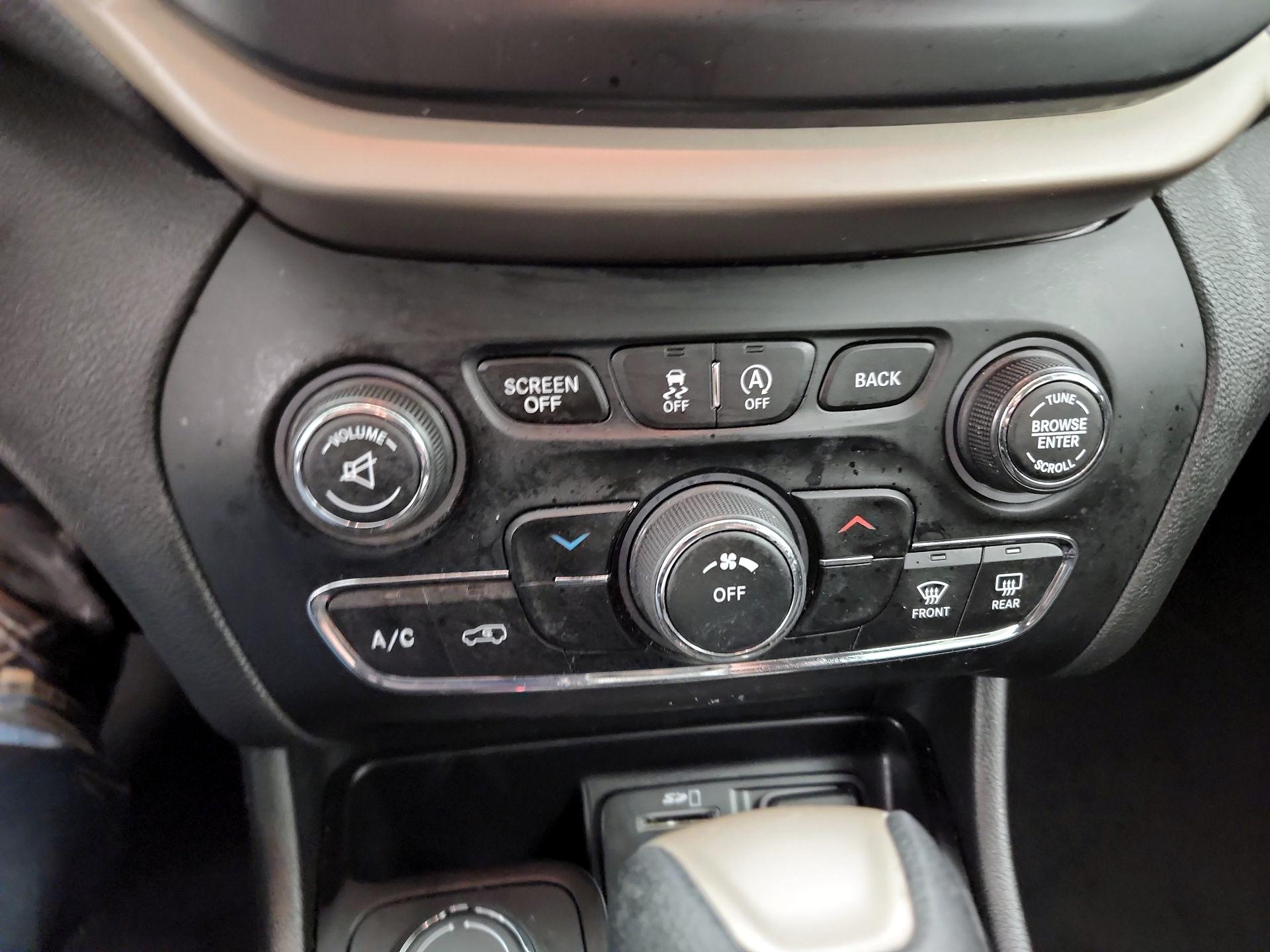 Thumbnail: 2015 Jeep Cherokee - 17