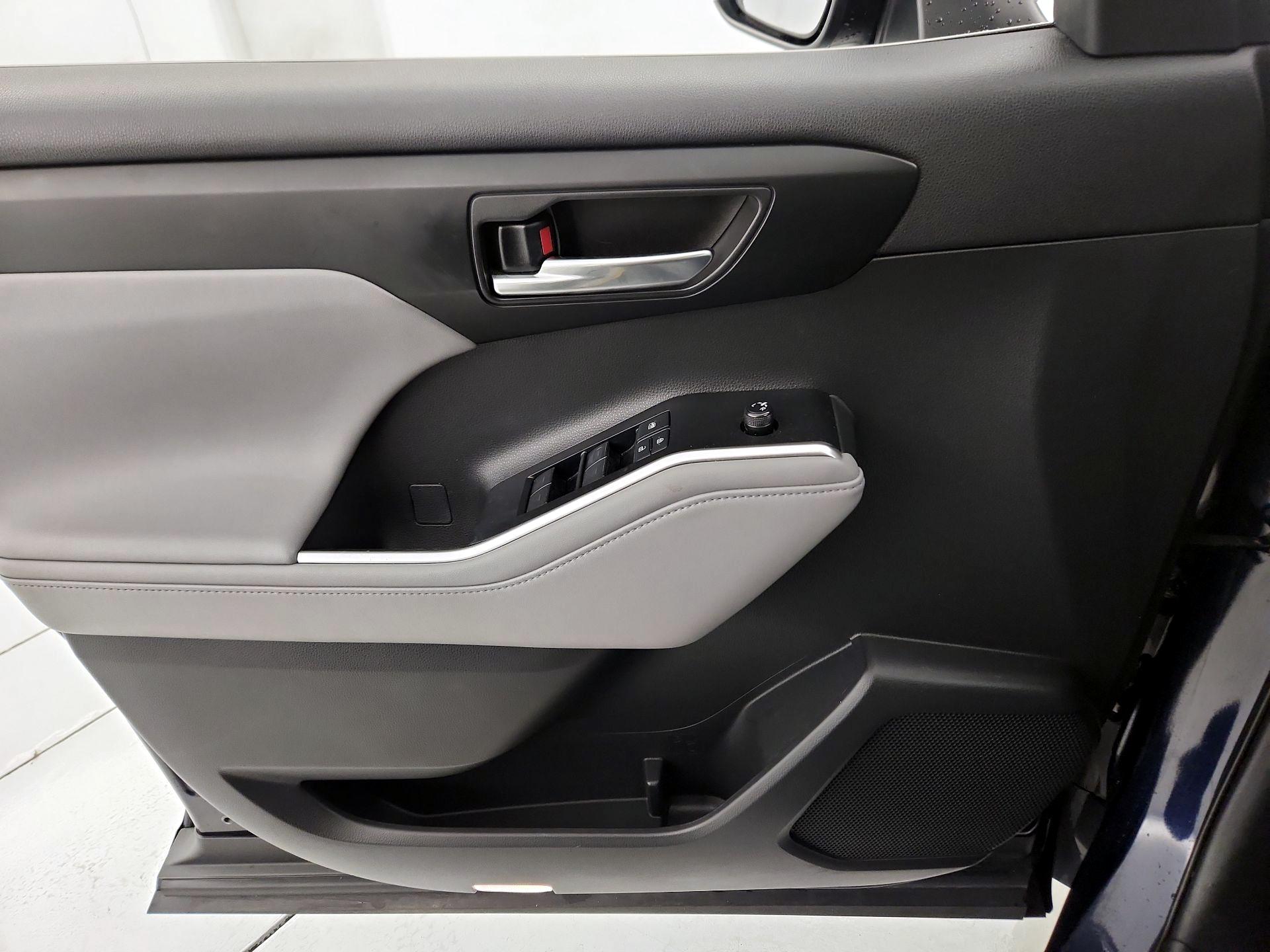 Thumbnail: 2020 Toyota Highlander - 12