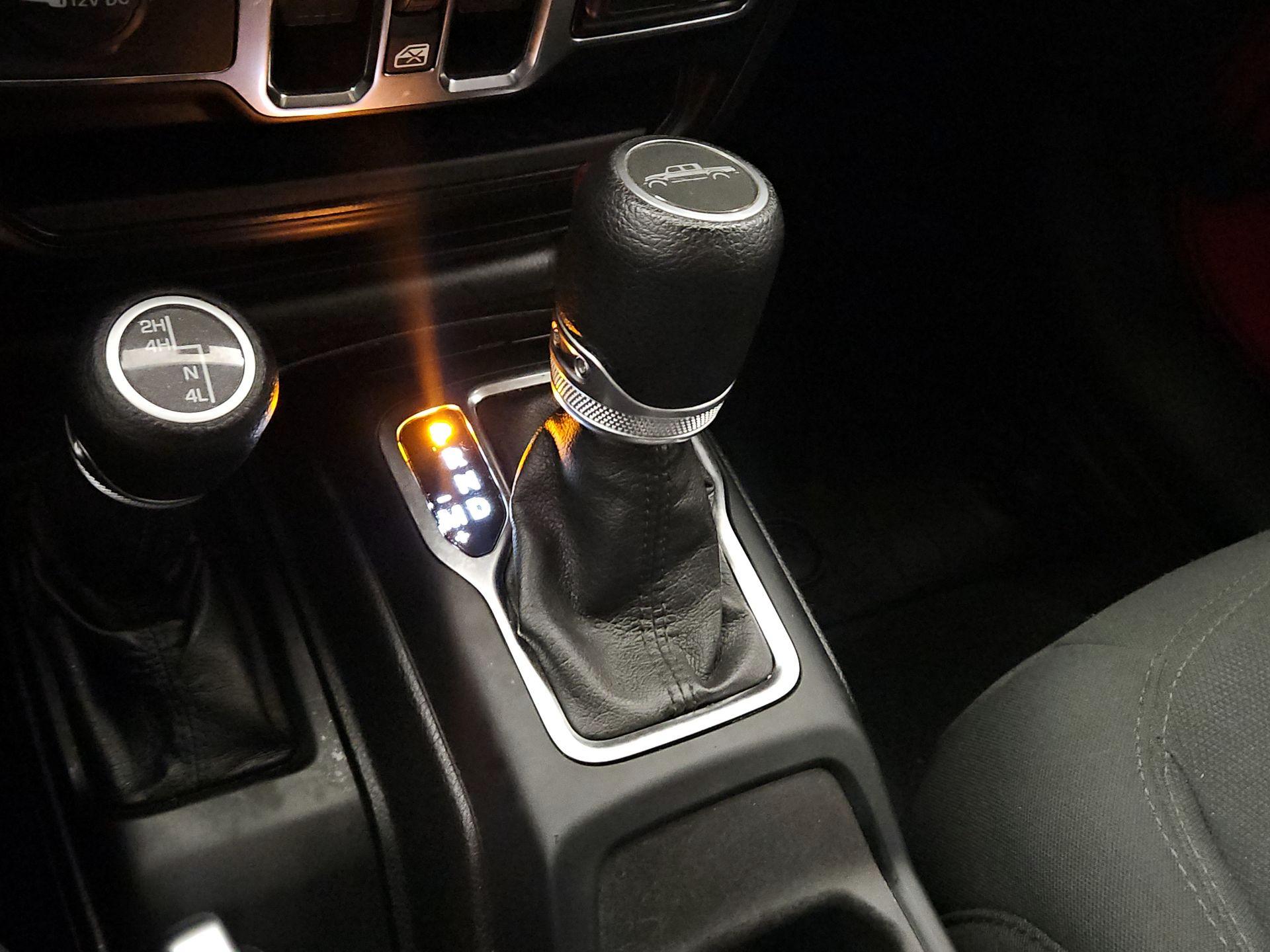 Thumbnail: 2021 Jeep Gladiator - 17