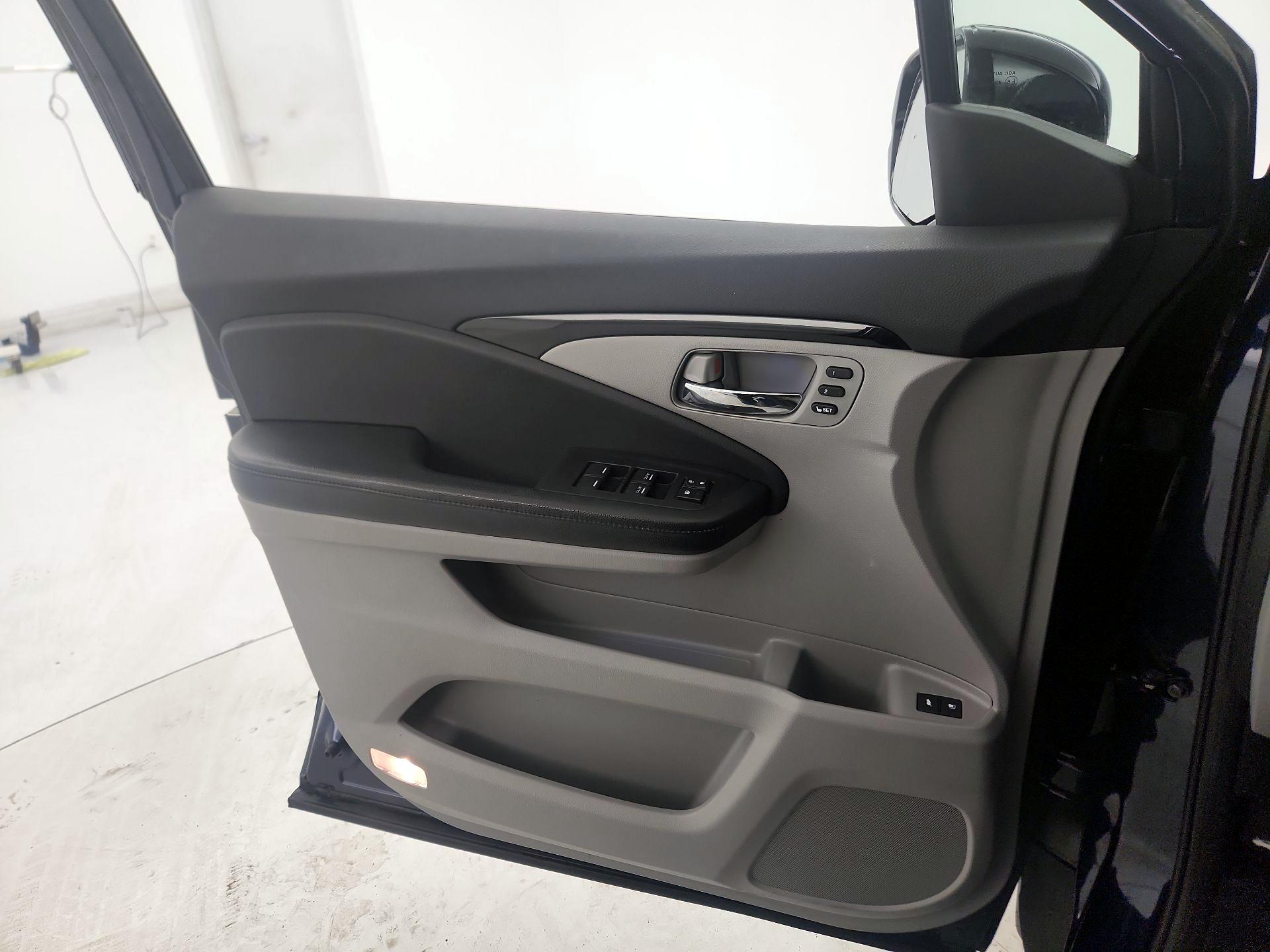 Thumbnail: 2016 Honda Pilot - 12