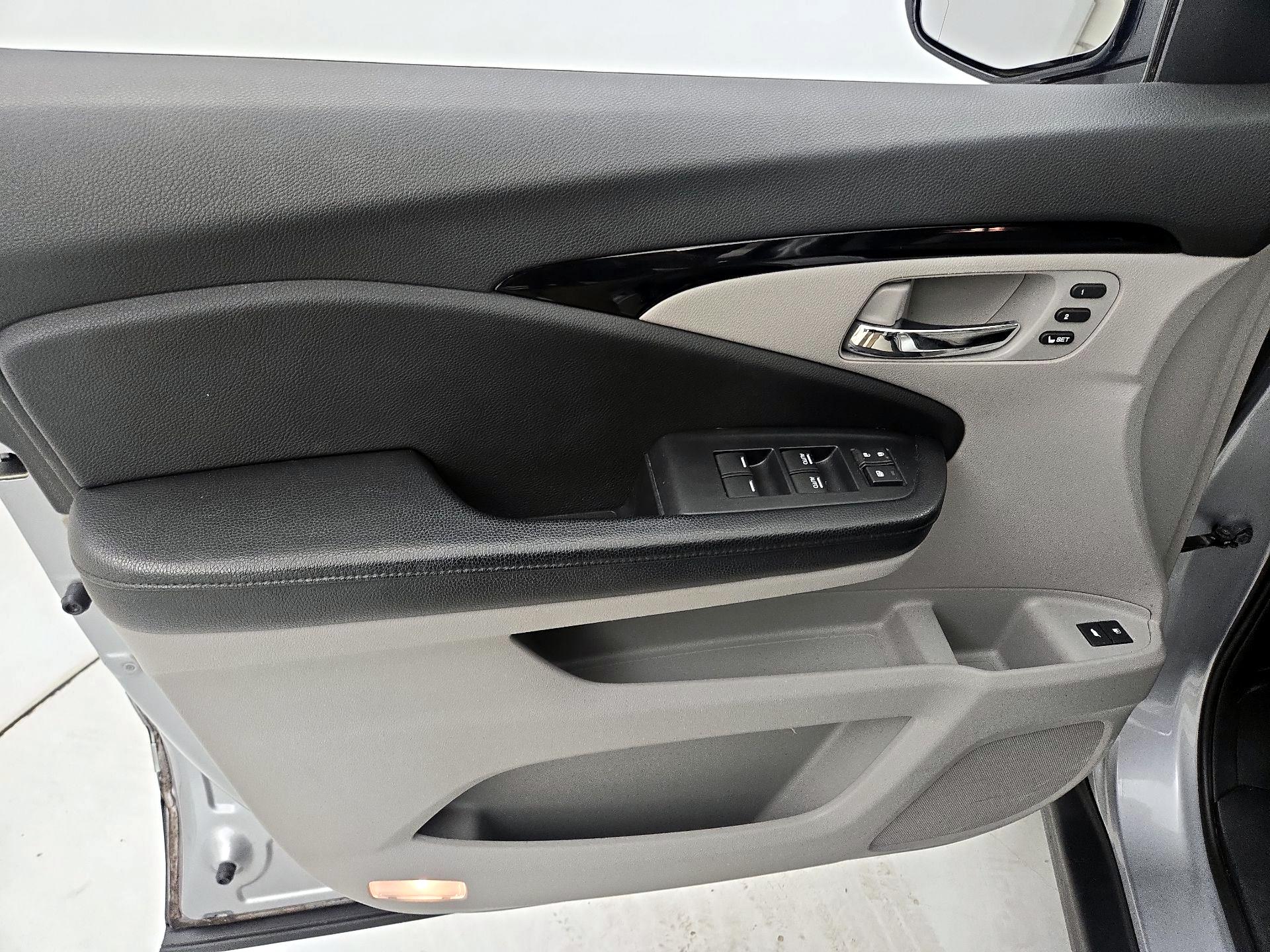 Thumbnail: 2016 Honda Pilot - 12