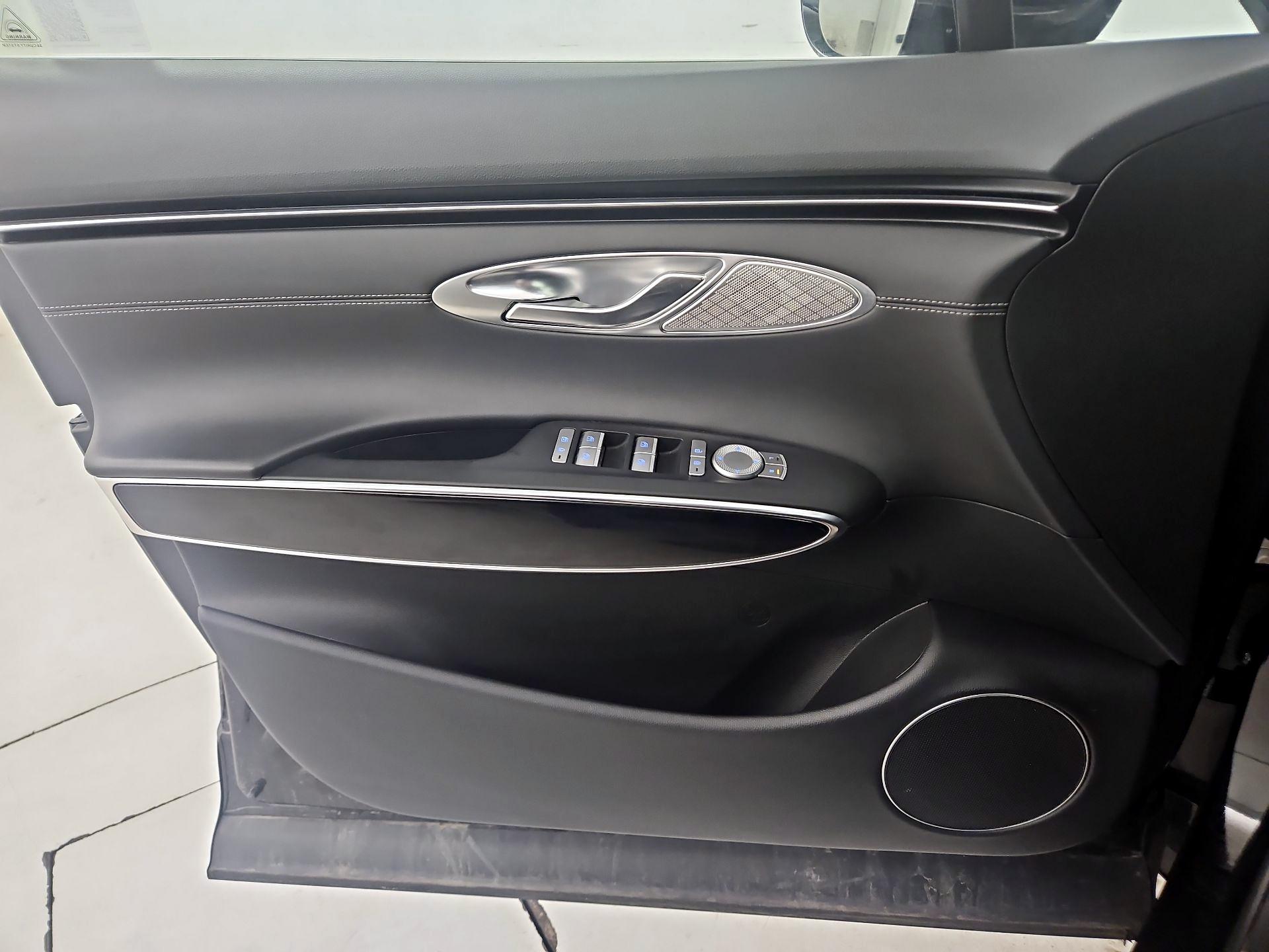 Thumbnail: 2025 Genesis GV70 - 12