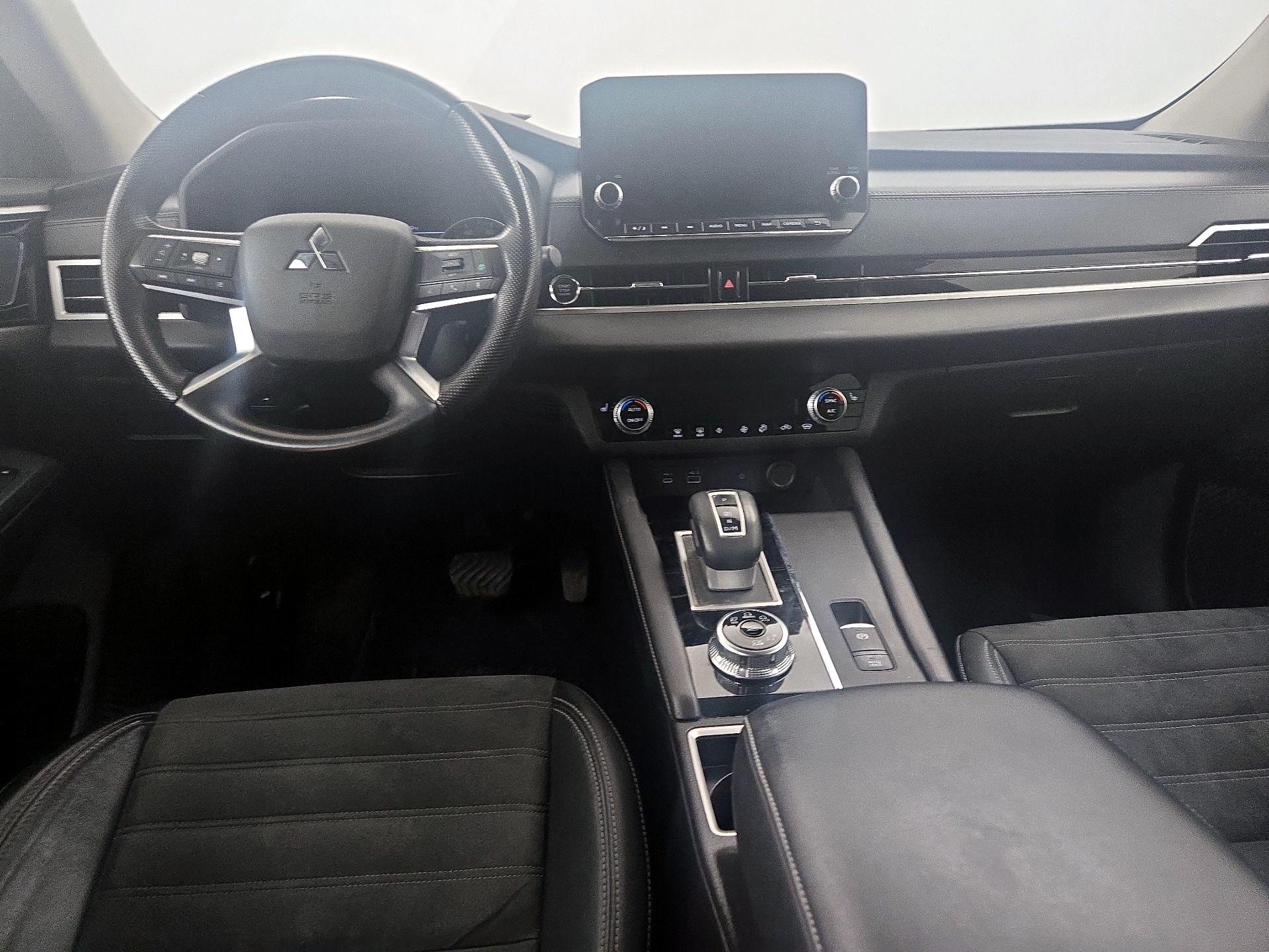 Thumbnail: 2022 Mitsubishi Outlander - 9