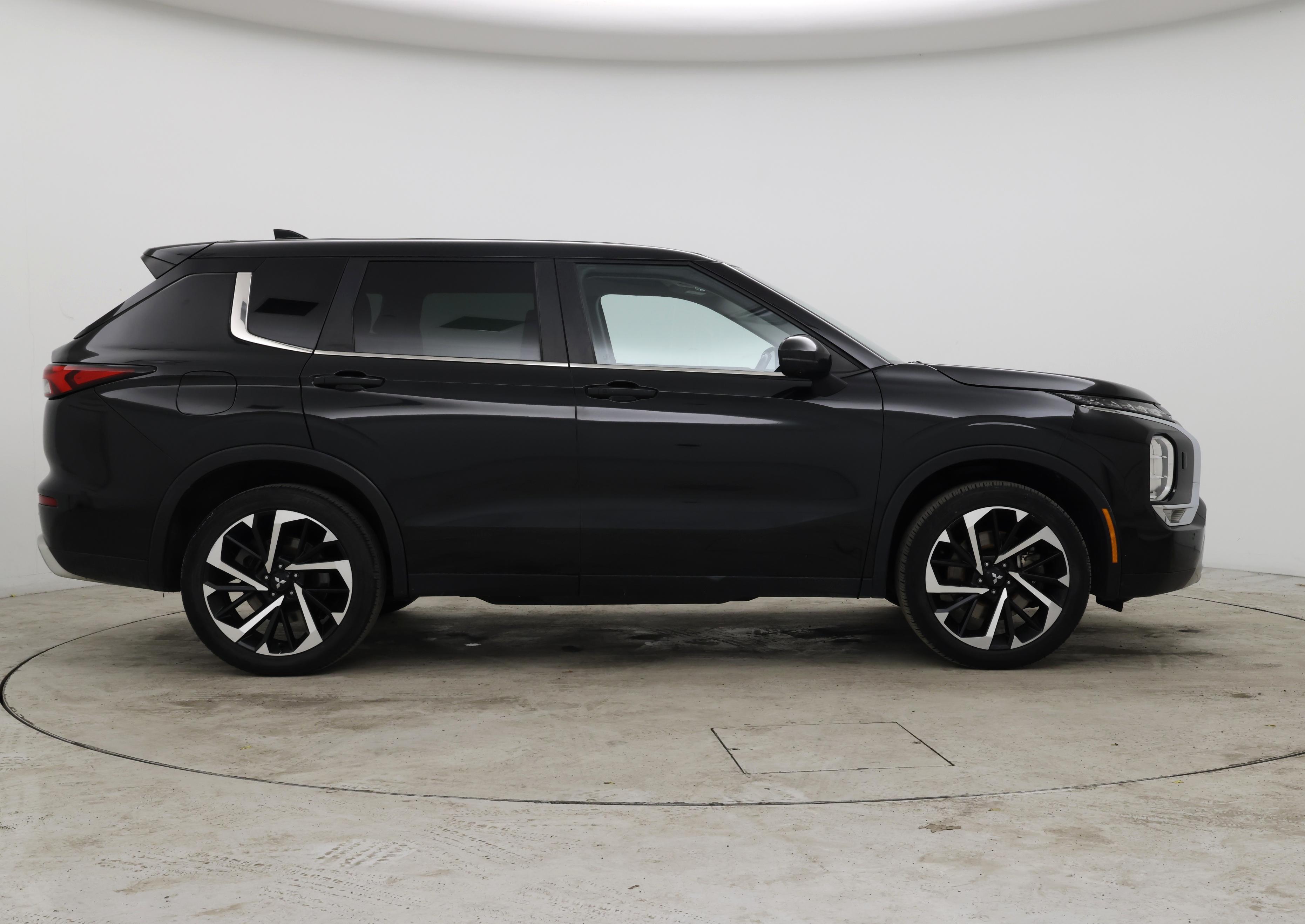 Thumbnail: 2022 Mitsubishi Outlander - 7