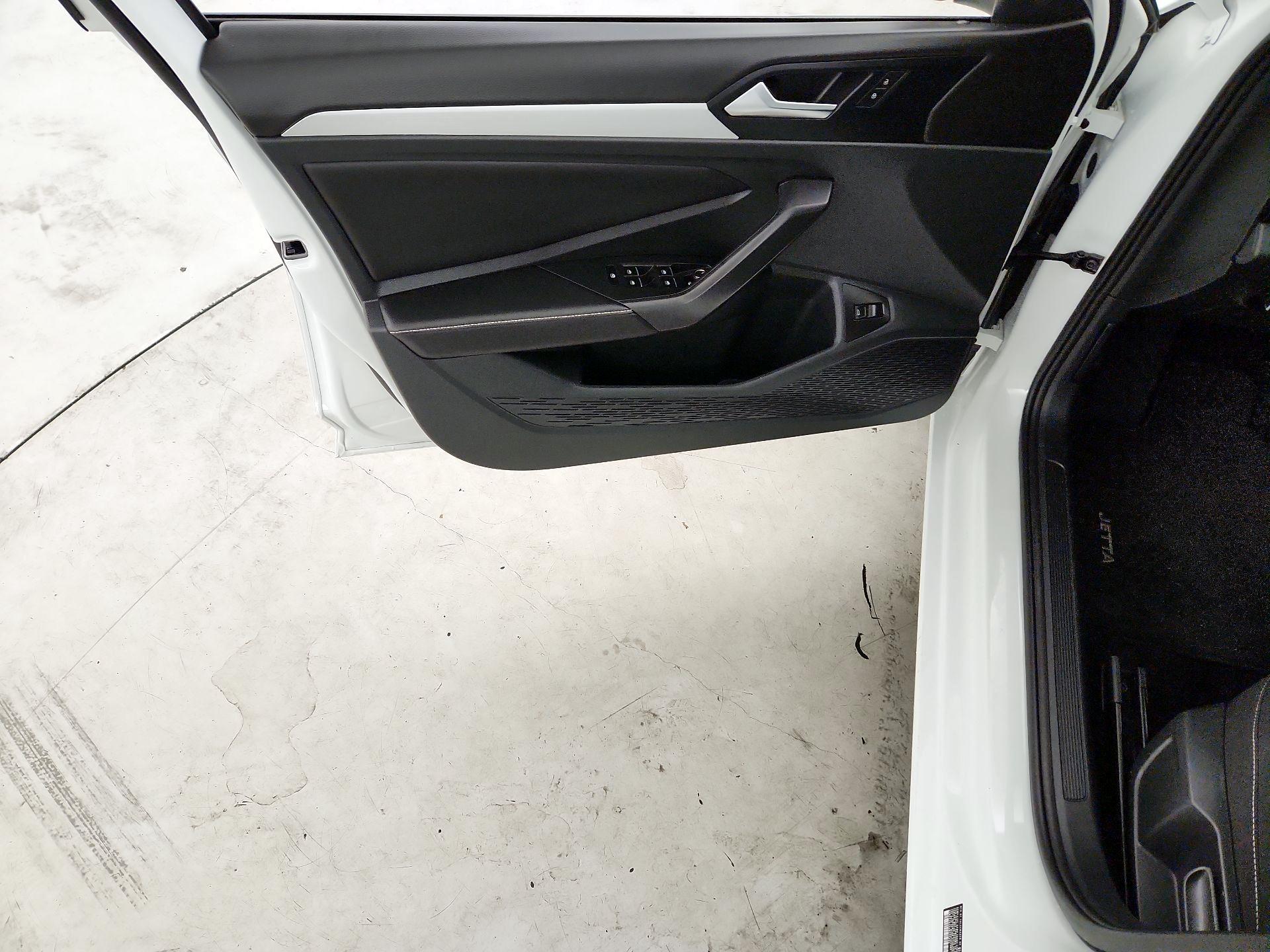 Thumbnail: 2025 Volkswagen Jetta - 12