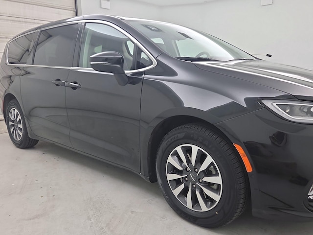 Black 2023 Chrysler Pacifica Hybrid Touring L FWD Minivan Front-Wheel Drive Automatic