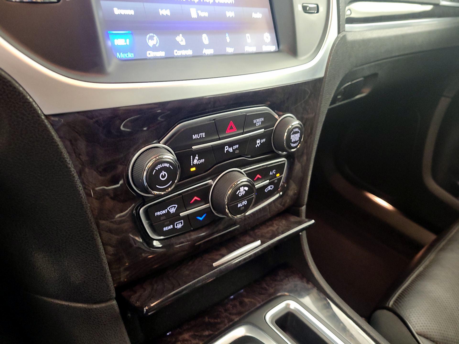 Thumbnail: 2022 Chrysler 300 - 17