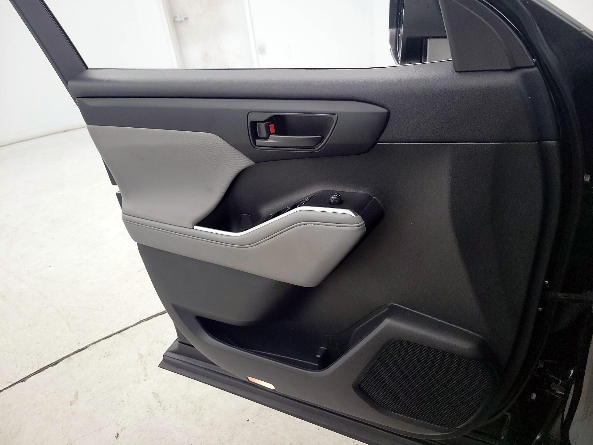 Thumbnail: 2023 Toyota Highlander - 12