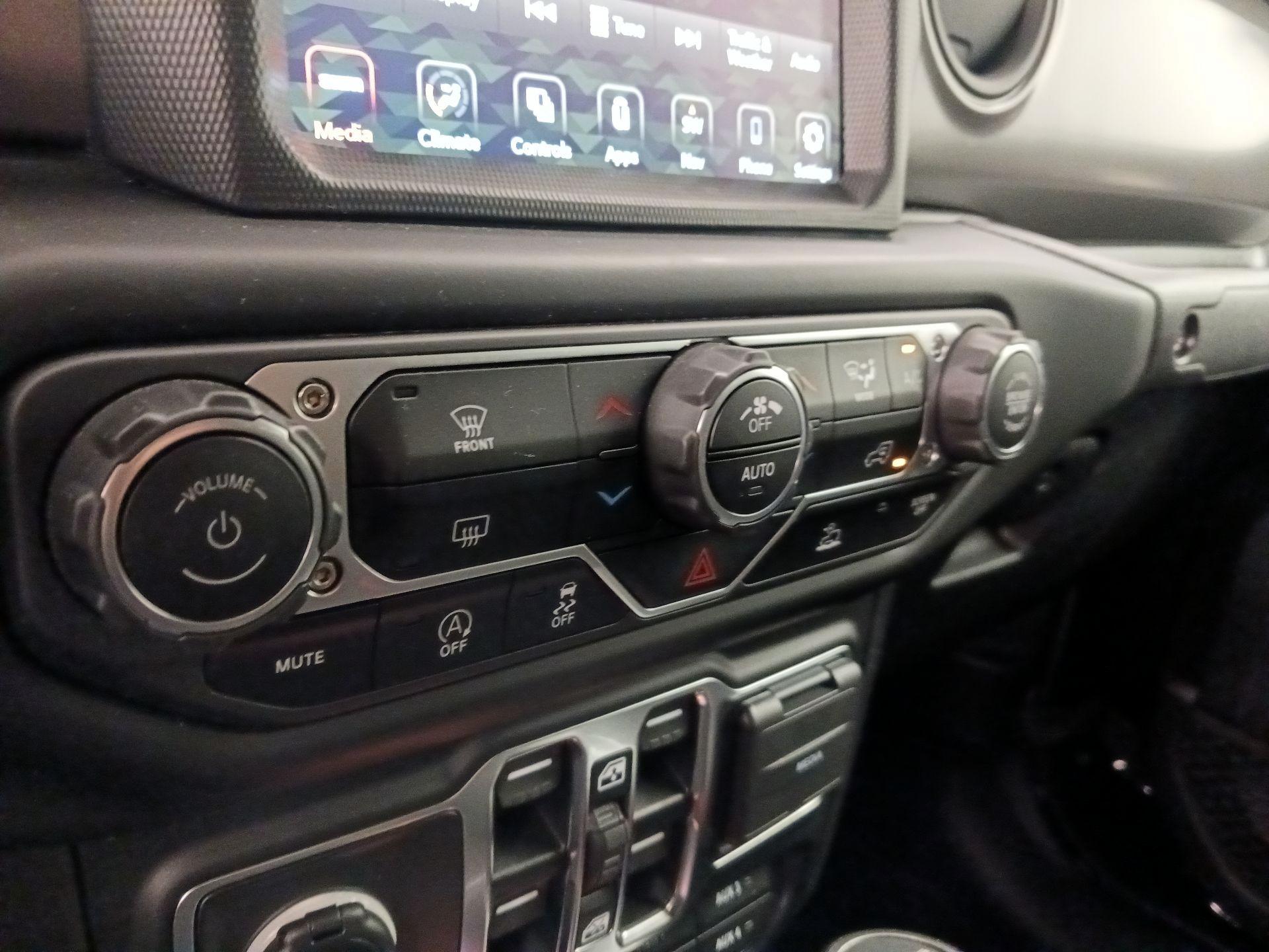 Thumbnail: 2023 Jeep Gladiator - 17