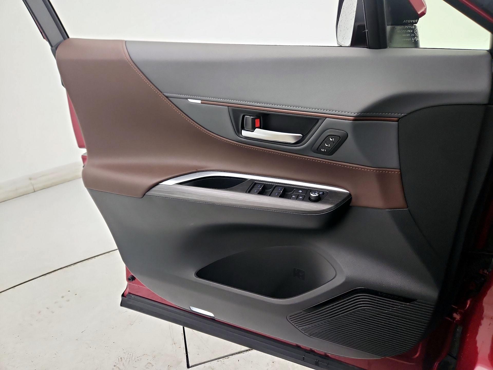 Thumbnail: 2021 Toyota Venza - 12